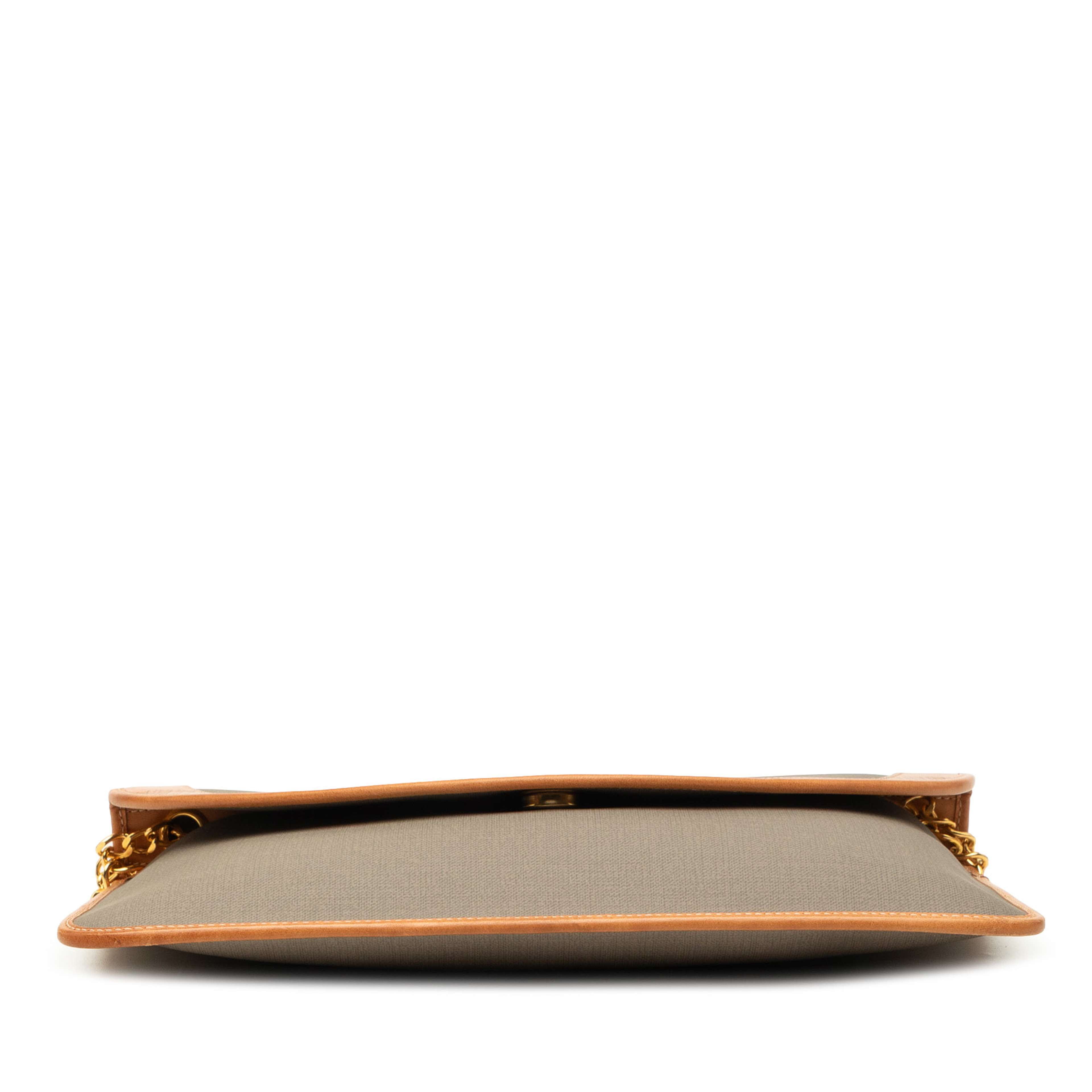 Dior Canvas Chain Shoulder Bag, från Luxclusif, i färgen brun. Klicka för att öppna bilden i stort format
