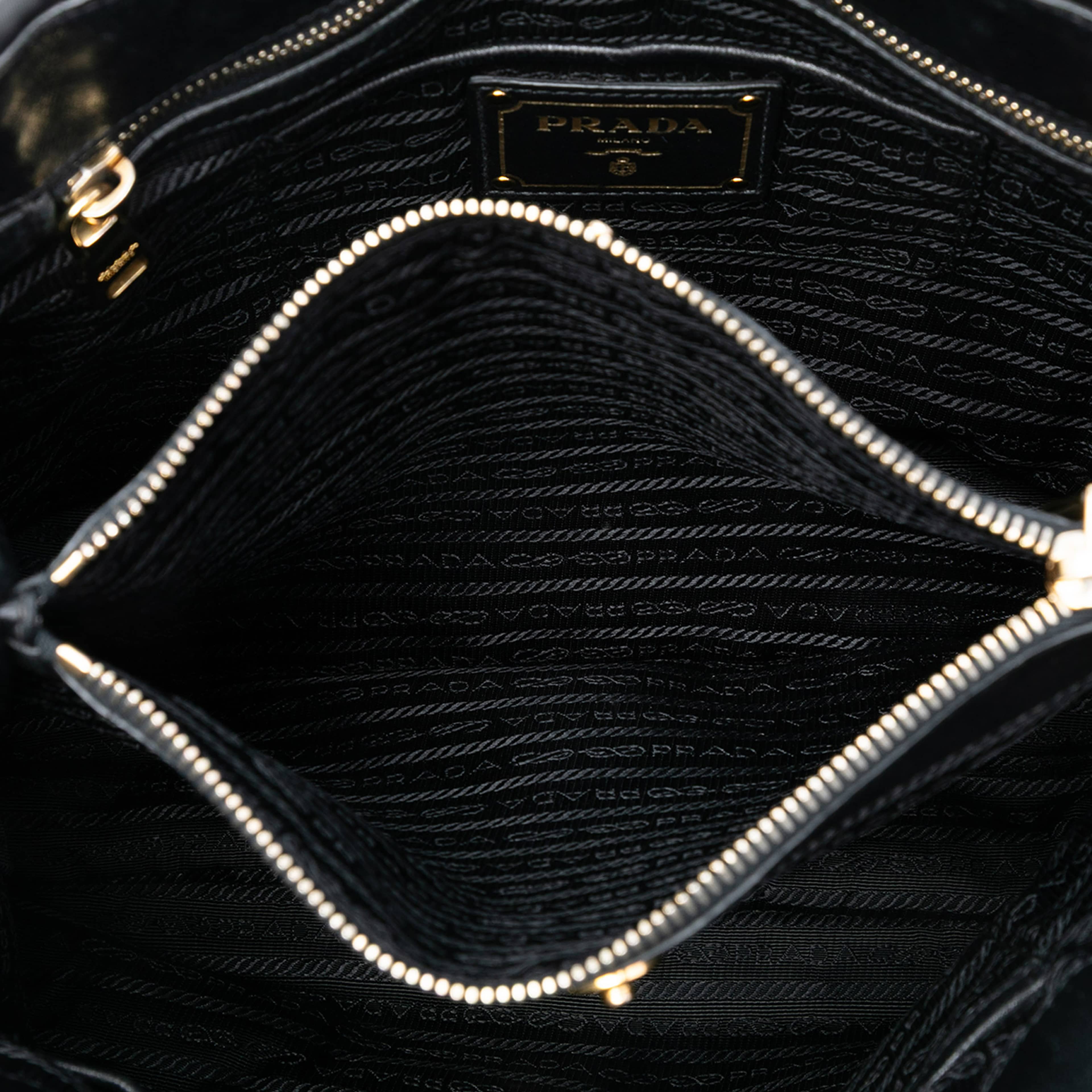 Prada Tessuto Gaufre Satchel, från Luxclusif, i färgen black. Klicka för att öppna bilden i stort format