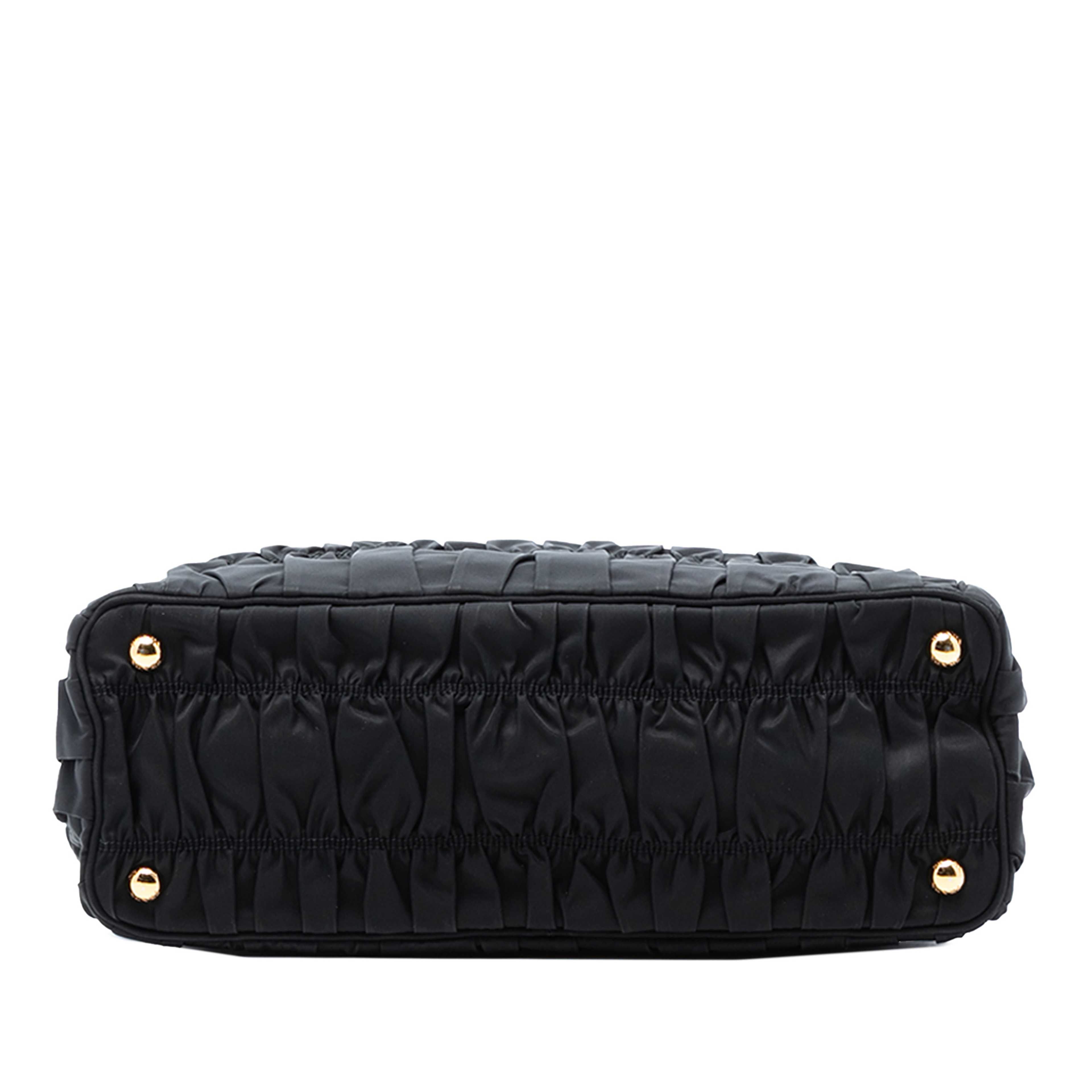 Prada Tessuto Gaufre Satchel, från Luxclusif, i färgen black. Klicka för att öppna bilden i stort format