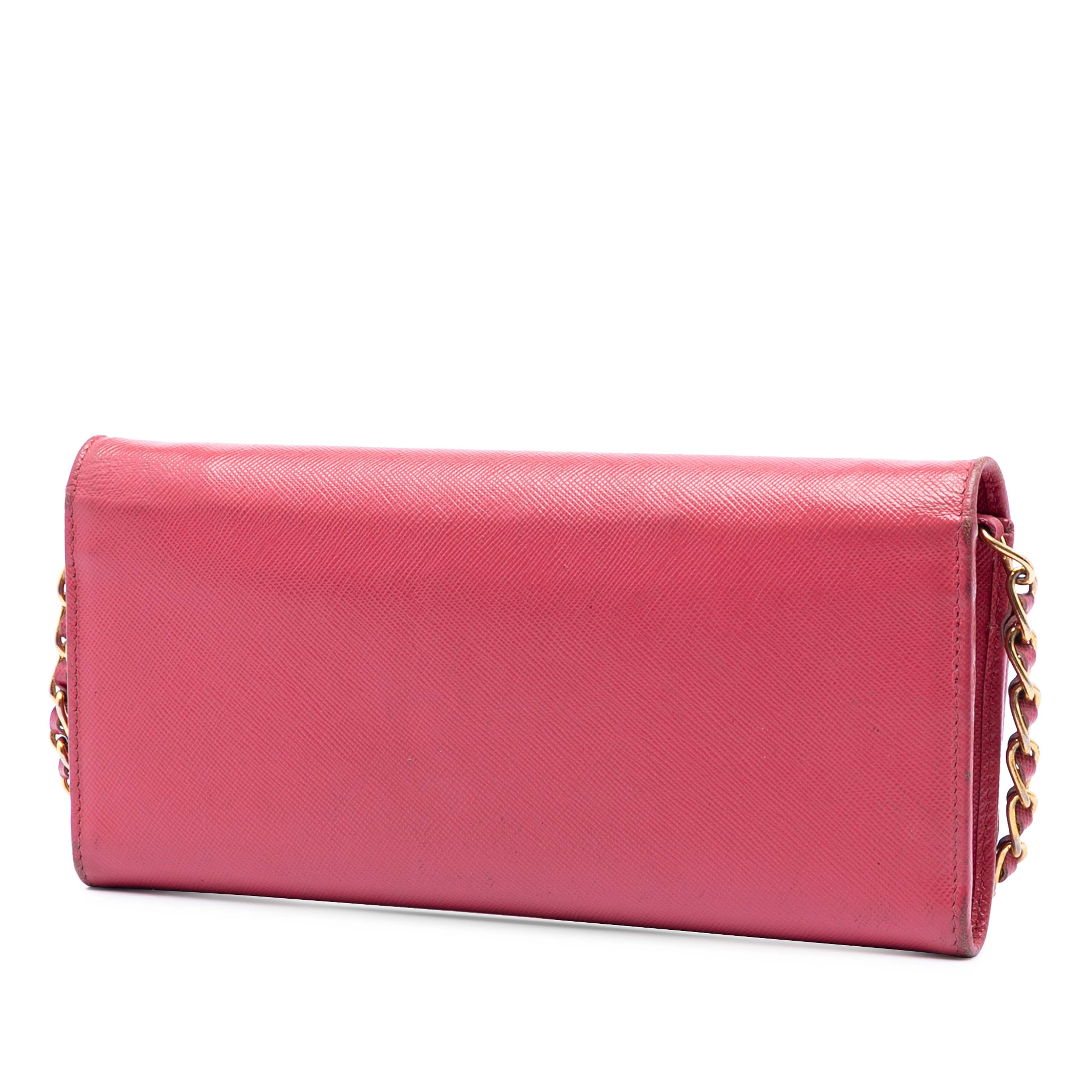 Prada Saffiano Wallet On Chain, från Luxclusif, i färgen pink. Klicka för att öppna bilden i stort format