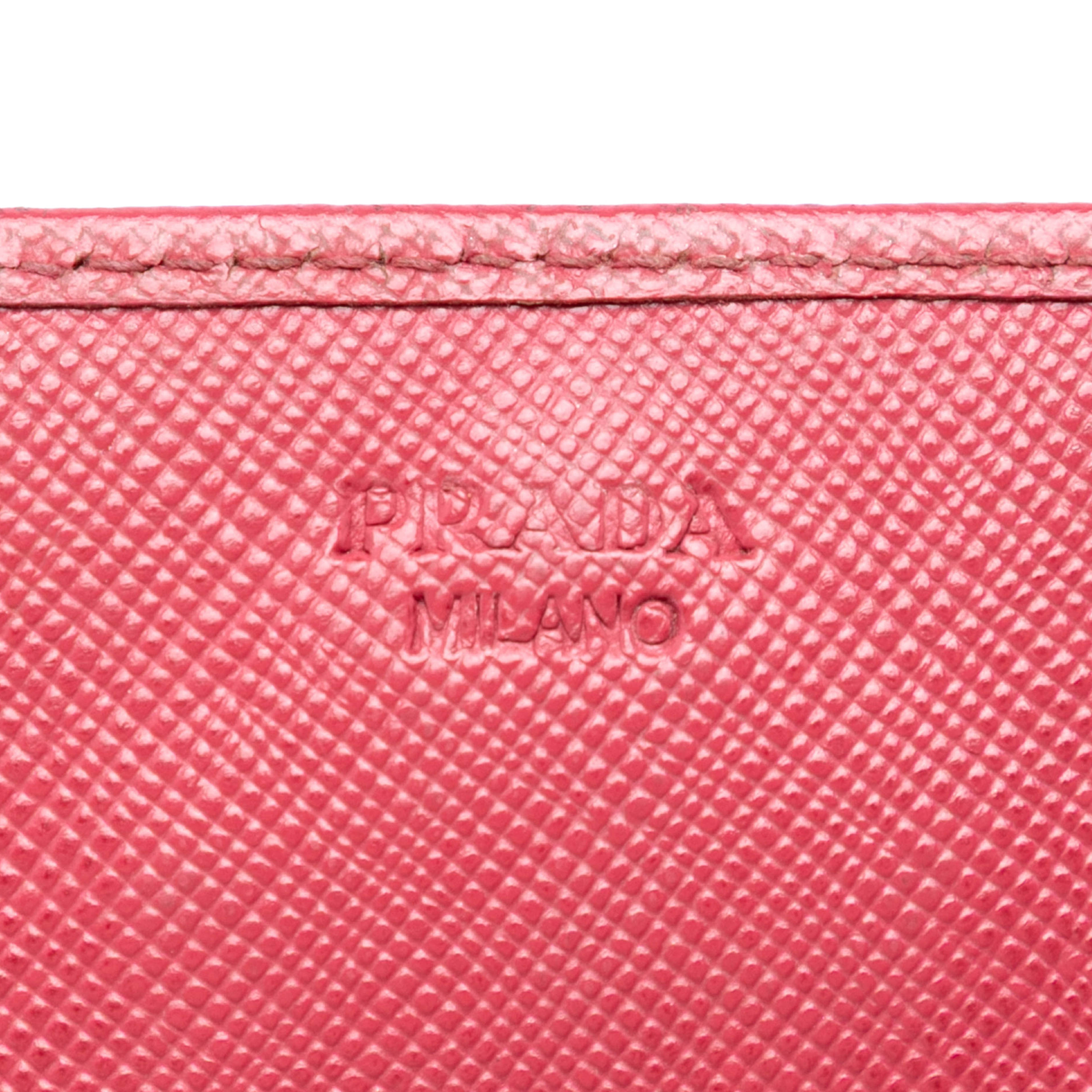 Prada Saffiano Wallet On Chain, från Luxclusif, i färgen pink. Klicka för att öppna bilden i stort format