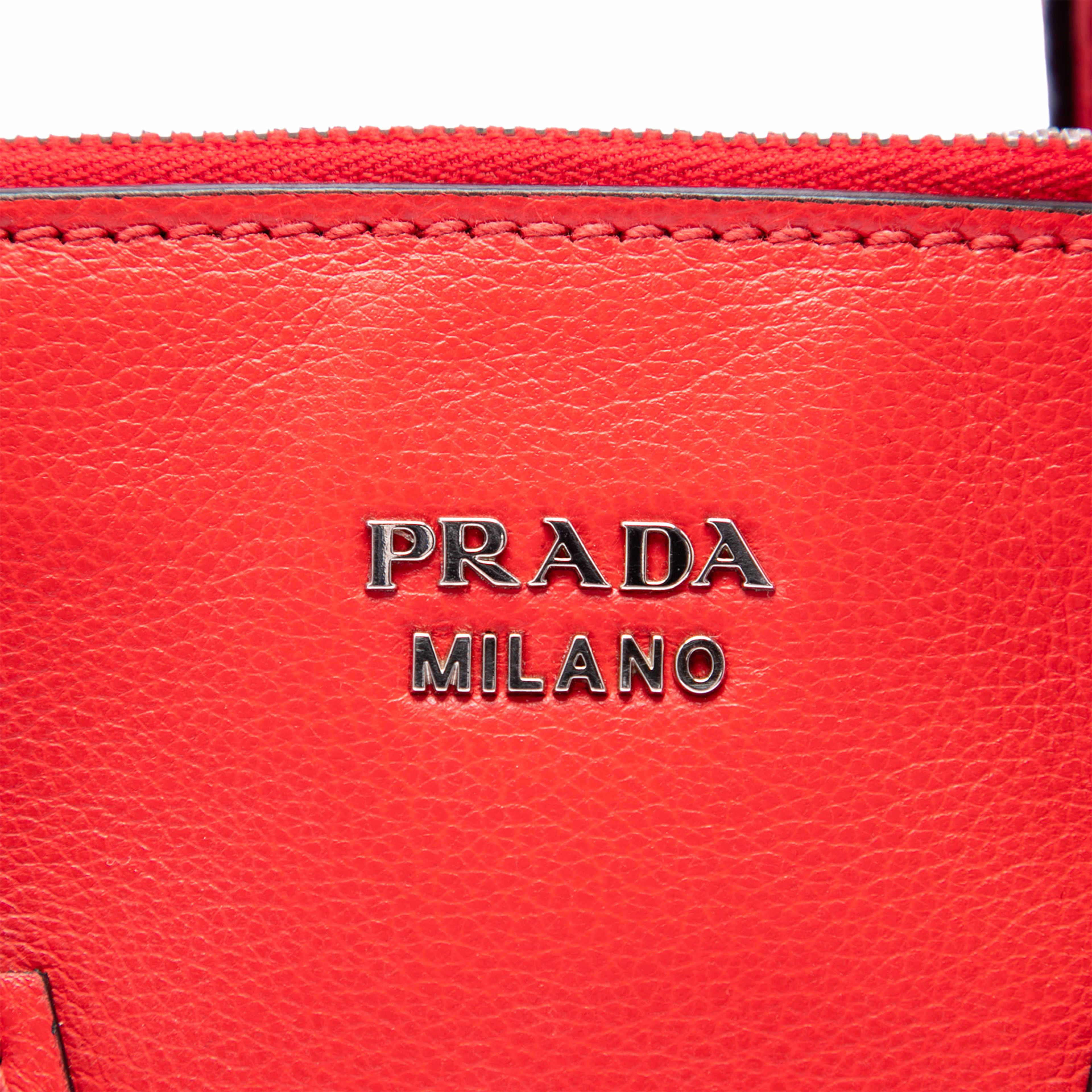 Prada Small Glace Calf Twin Pocket Satchel, från Luxclusif, i färgen röd. Klicka för att öppna bilden i stort format