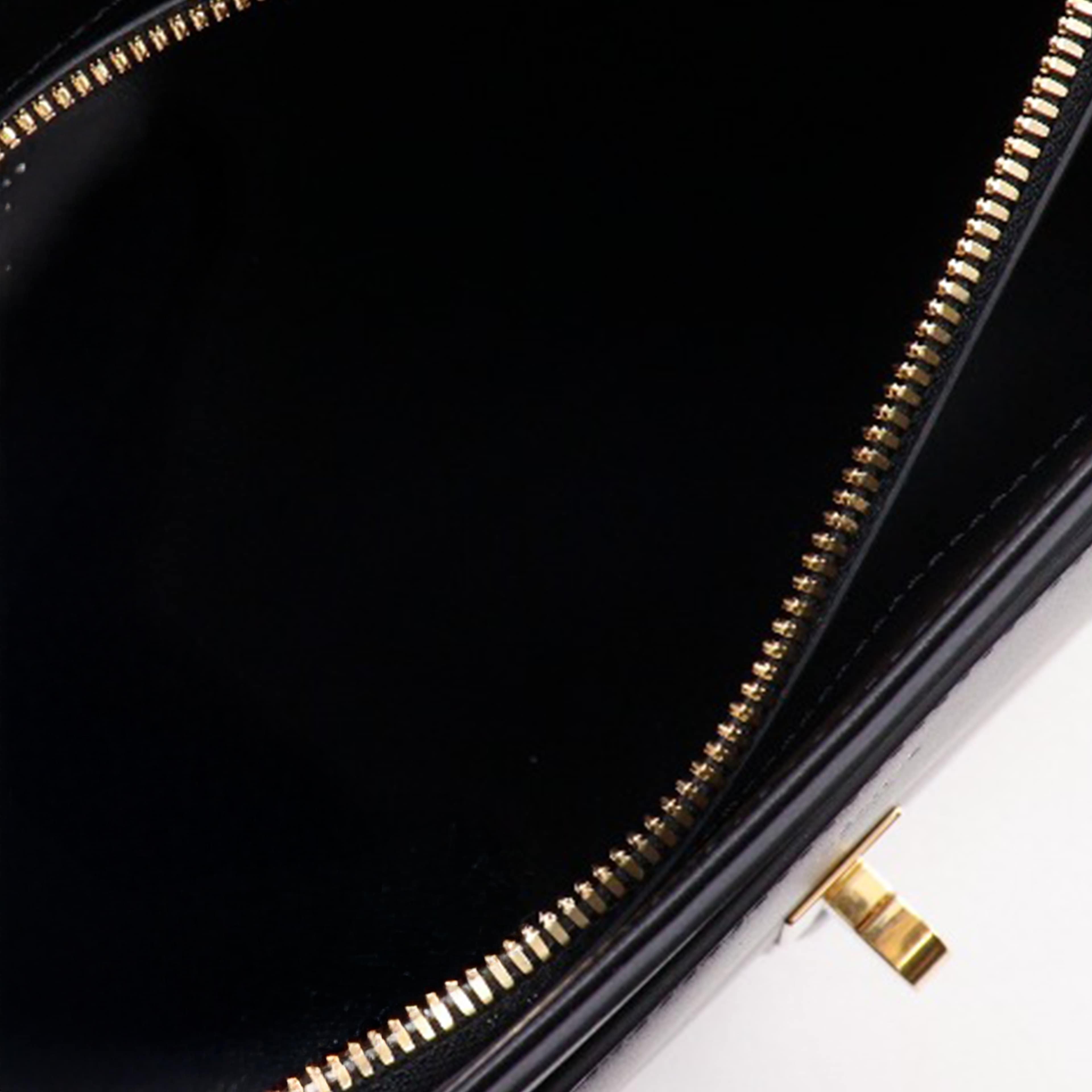 Celine Medium Calfskin Classique 16 Top Handle Bag, från Luxclusif, i färgen black. Klicka för att öppna bilden i stort format