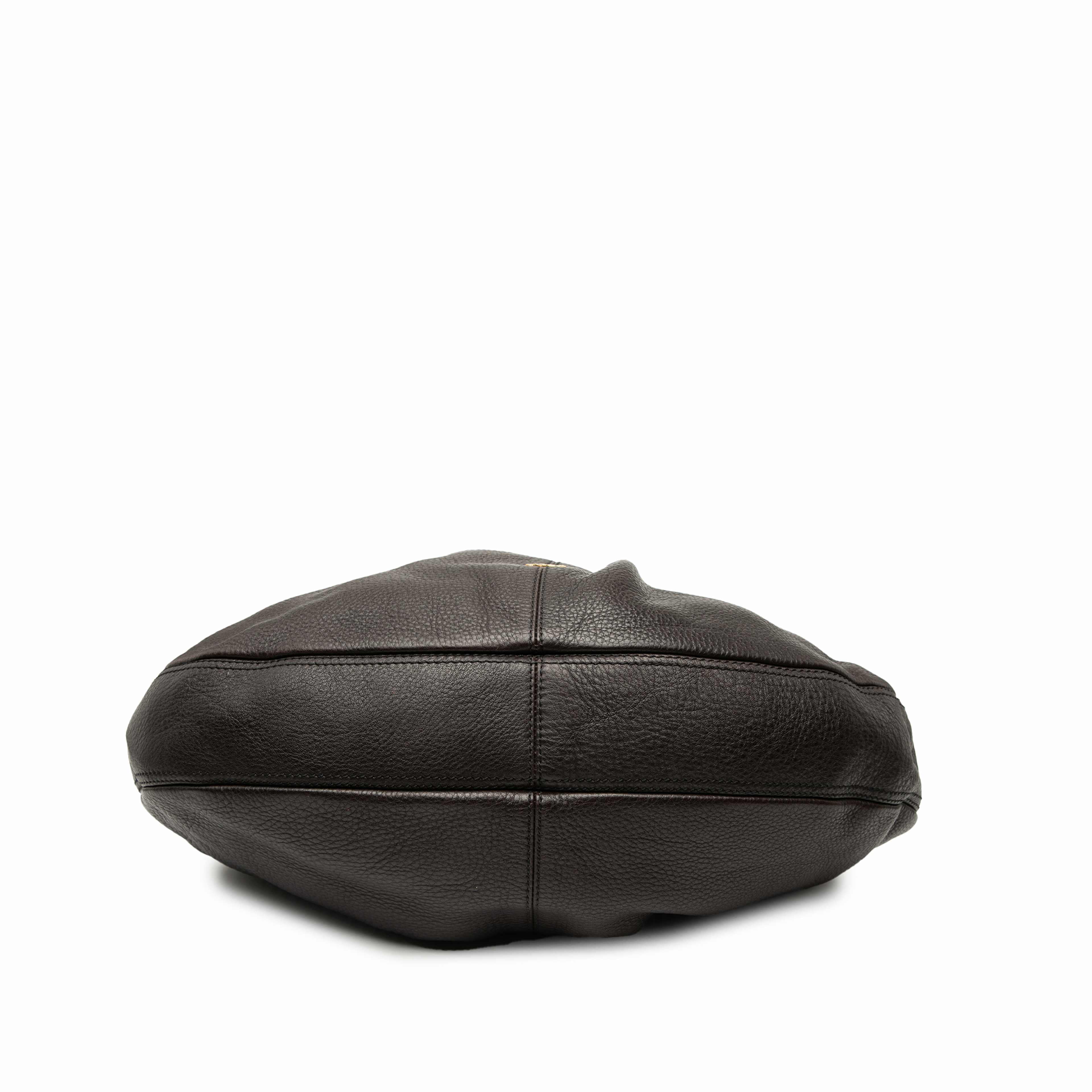 Burberry Large Leather Malika Hobo, från Luxclusif, i färgen black. Klicka för att öppna bilden i stort format