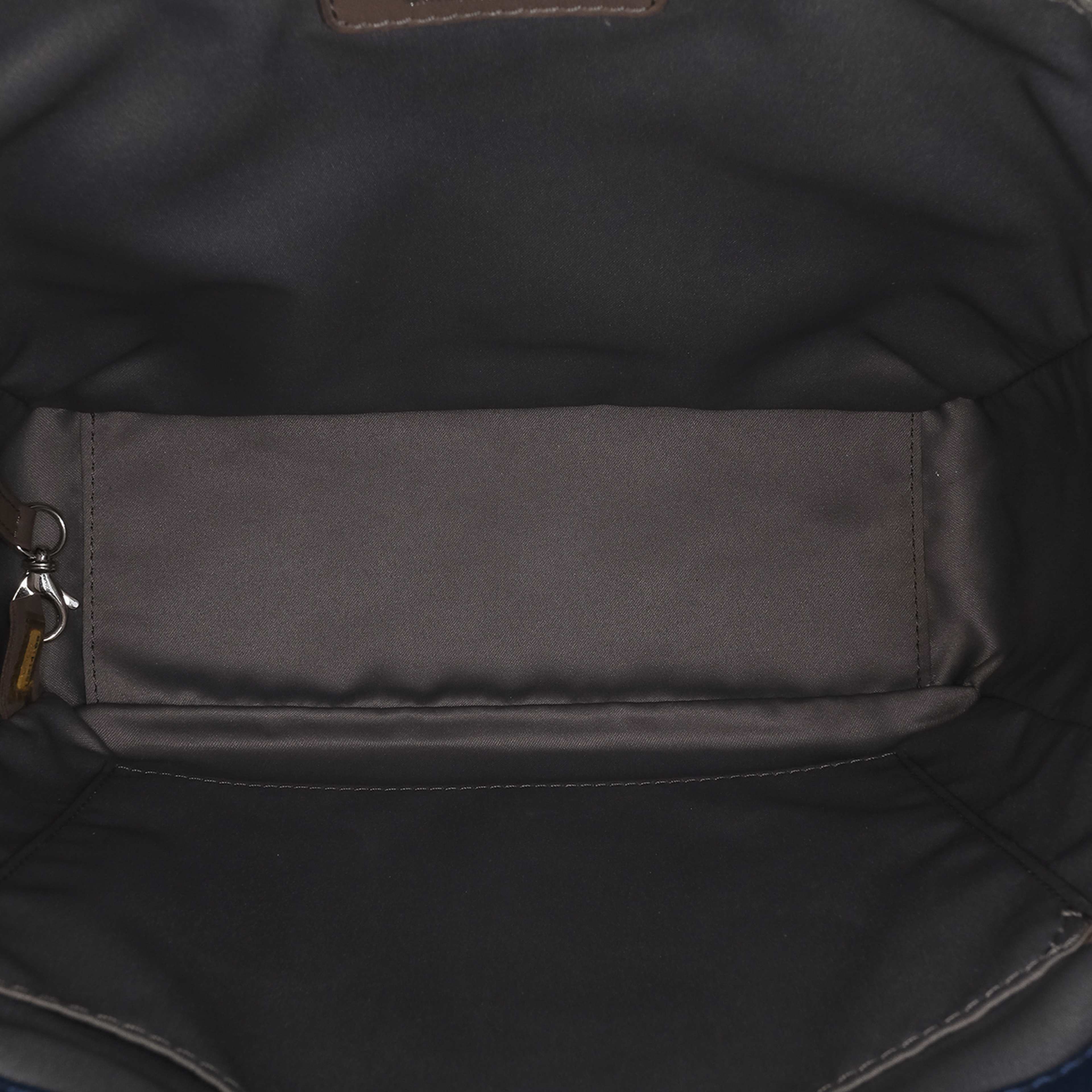 Chanel Caviar Petite Shopping Tote, från Luxclusif, i färgen navy. Klicka för att öppna bilden i stort format