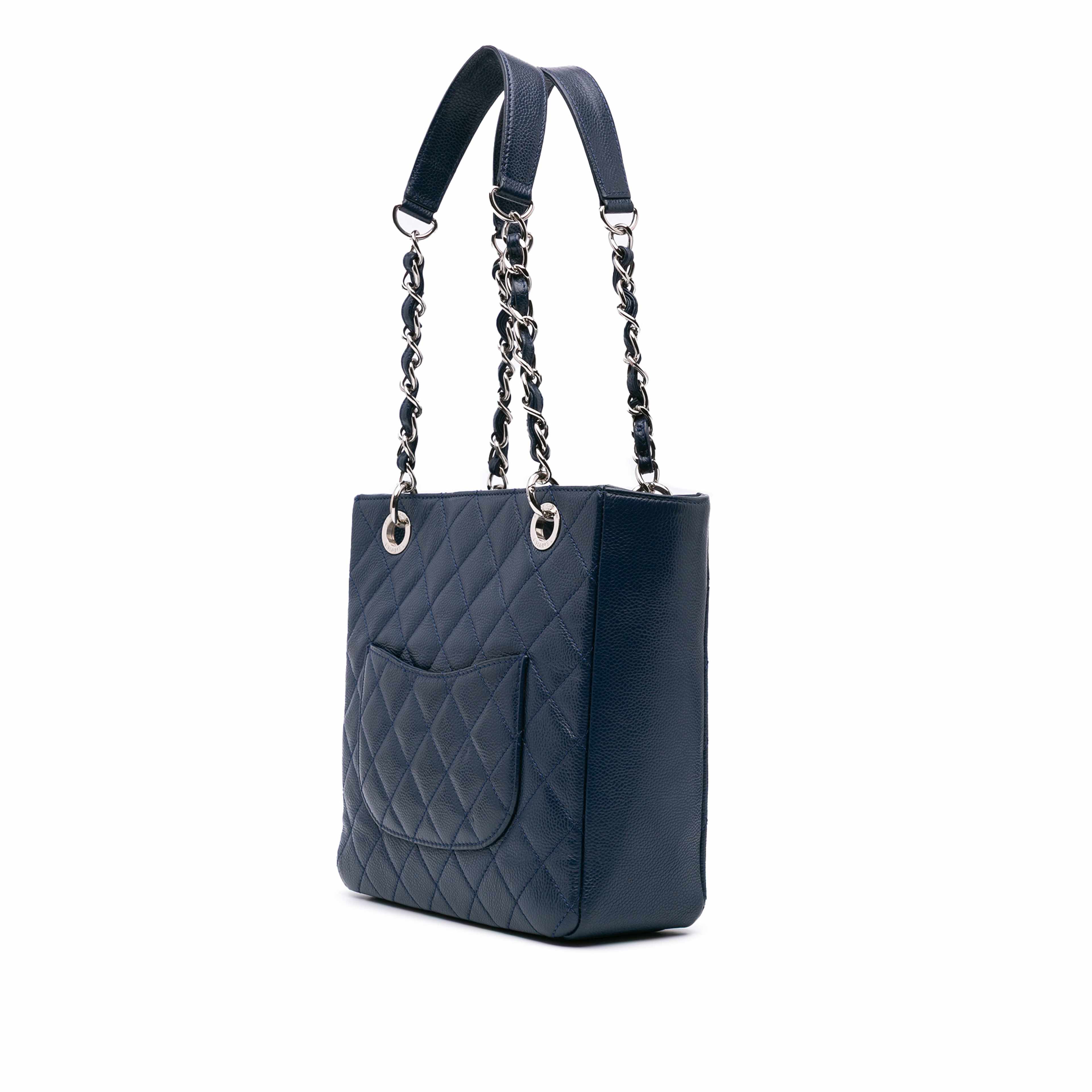Chanel Caviar Petite Shopping Tote, från Luxclusif, i färgen navy. Klicka för att öppna bilden i stort format
