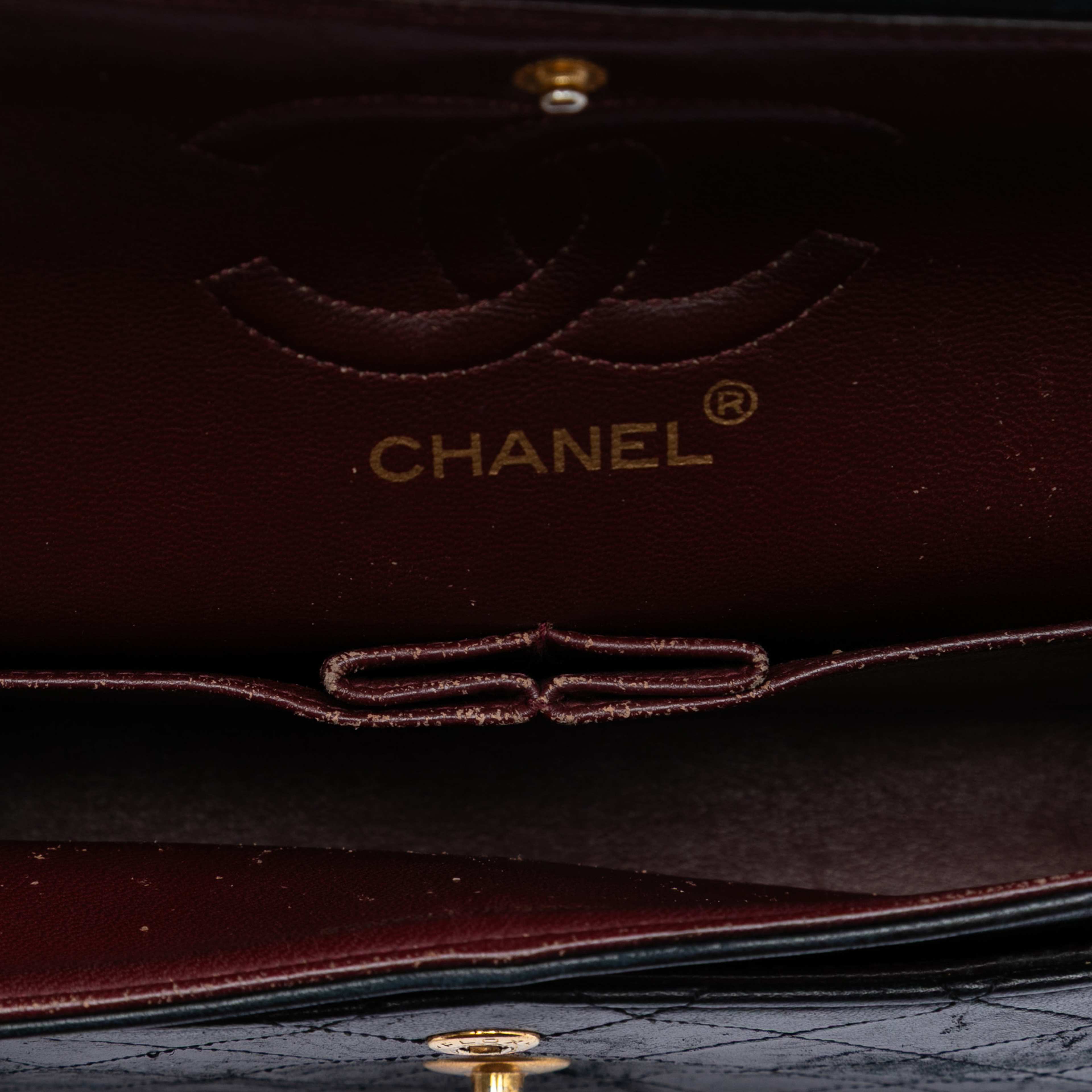 Chanel Small Classic Lambskin Double Flap, från Luxclusif, i färgen black. Klicka för att öppna bilden i stort format