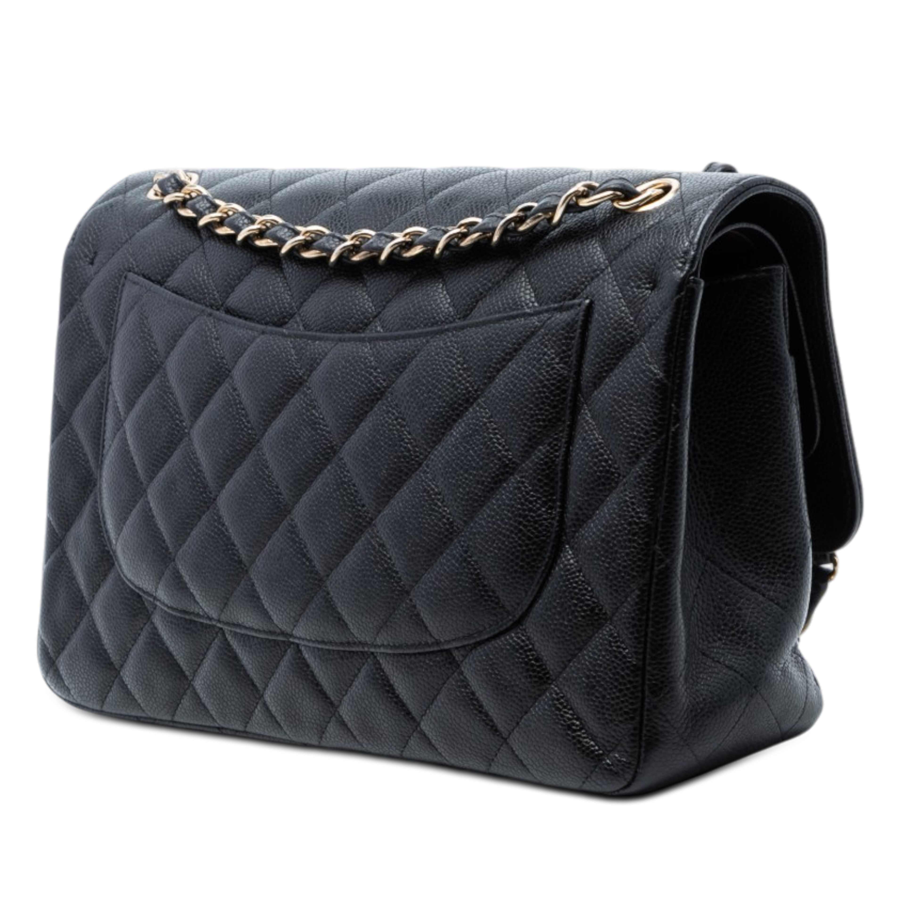 Chanel Jumbo Classic Caviar Double Flap, från Luxclusif, i färgen svart. Klicka för att öppna bilden i stort format