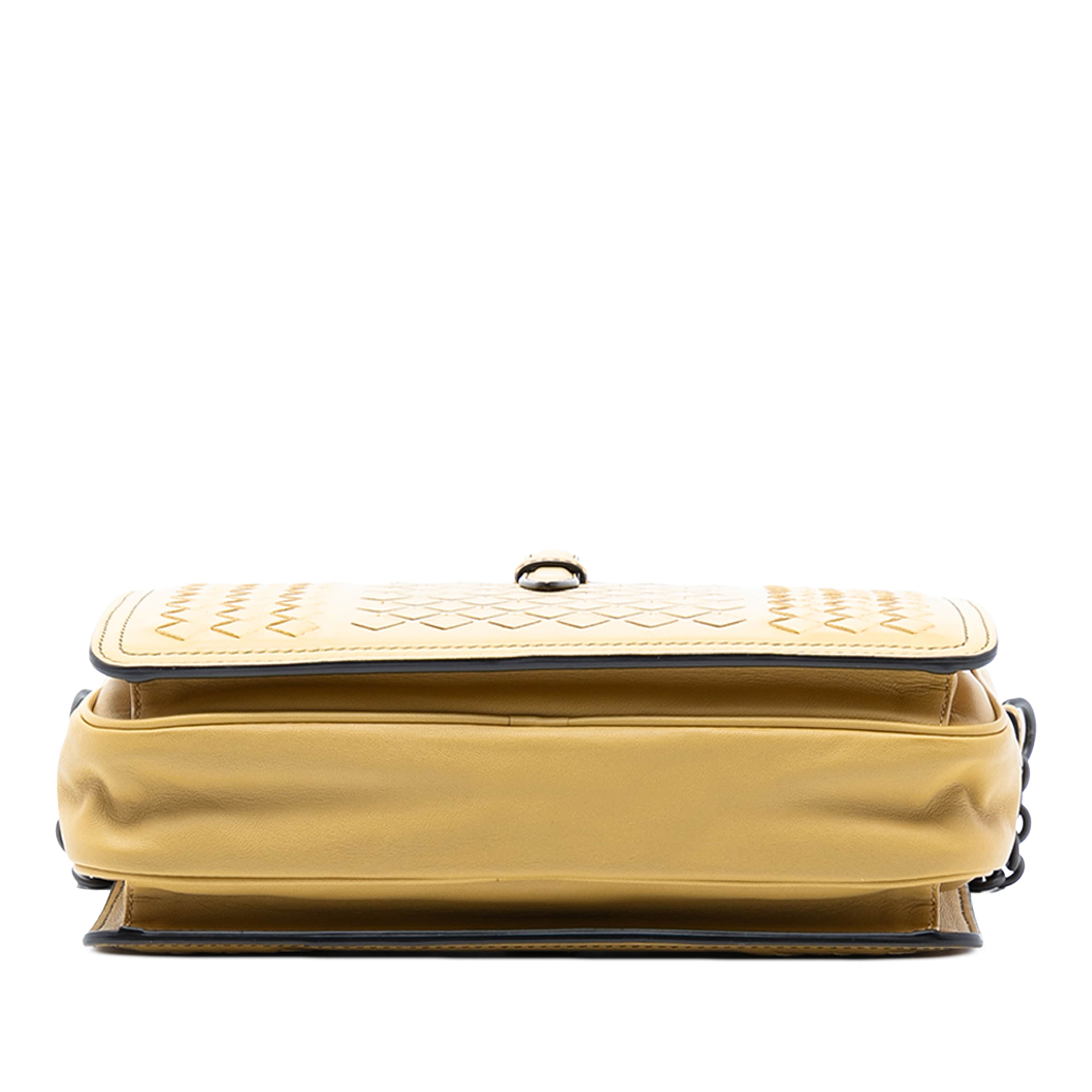 Bottega Veneta Nappa Intrecciato Belt Flap Camera Bag, från Luxclusif, i färgen mustard. Klicka för att öppna bilden i stort format