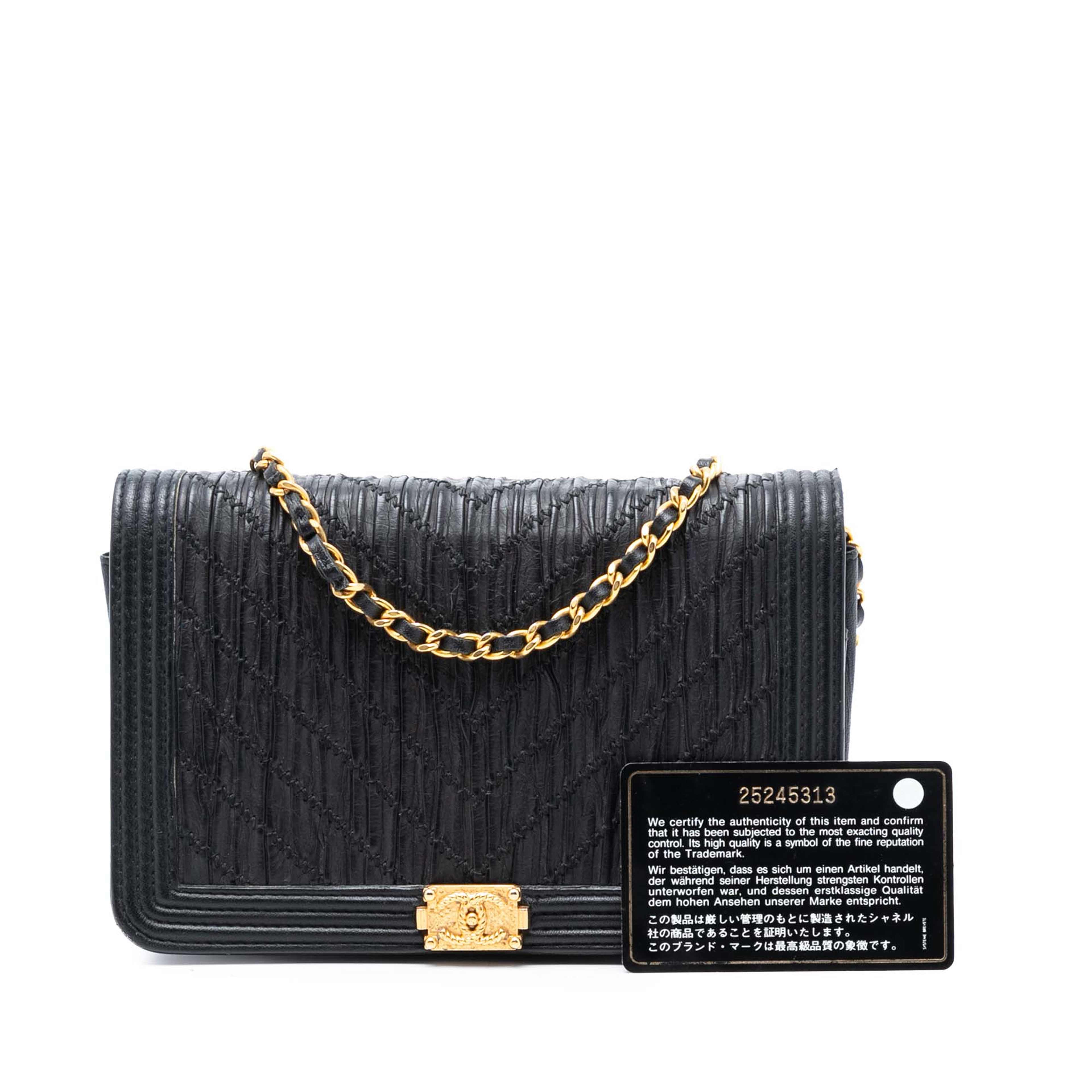 Chanel Pleated Crumpled Chevron Calfskin Le Boy Wallet On Chain, från Luxclusif, i färgen svart. Klicka för att öppna bilden i stort format