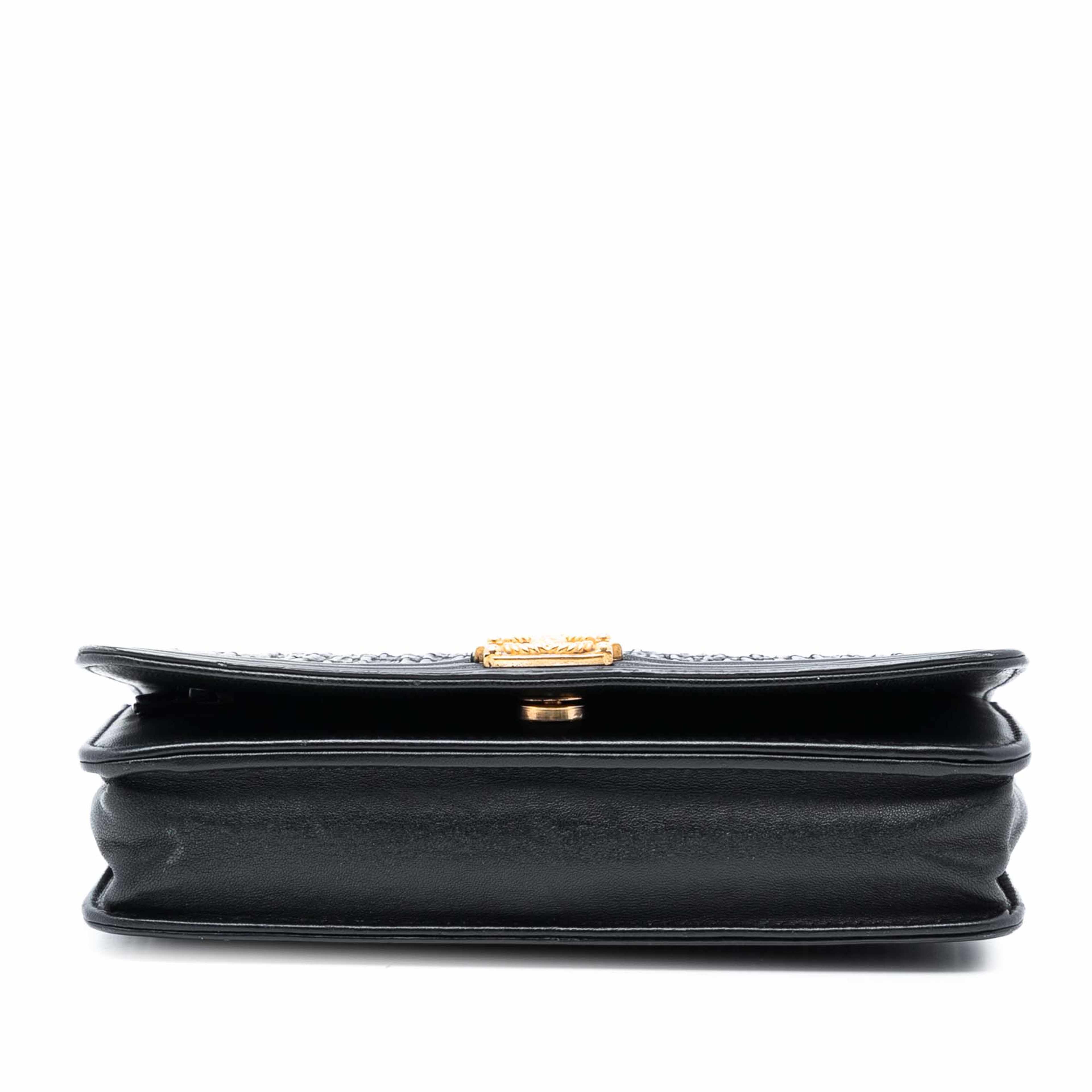 Chanel Pleated Crumpled Chevron Calfskin Le Boy Wallet On Chain, från Luxclusif, i färgen black. Klicka för att öppna bilden i stort format