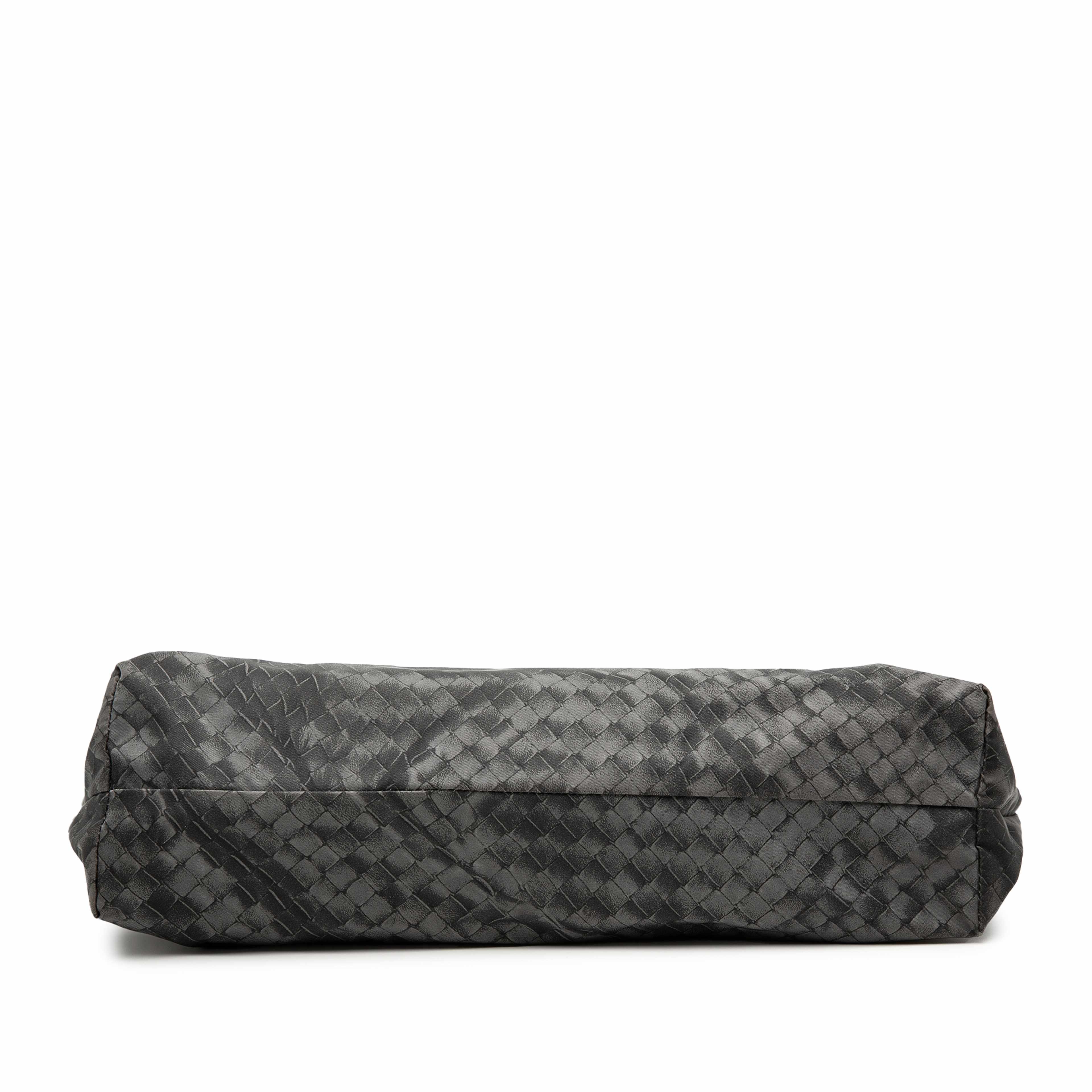 Bottega Veneta Nylon Intrecciolusion Tote, från Luxclusif, i färgen dark gray. Klicka för att öppna bilden i stort format
