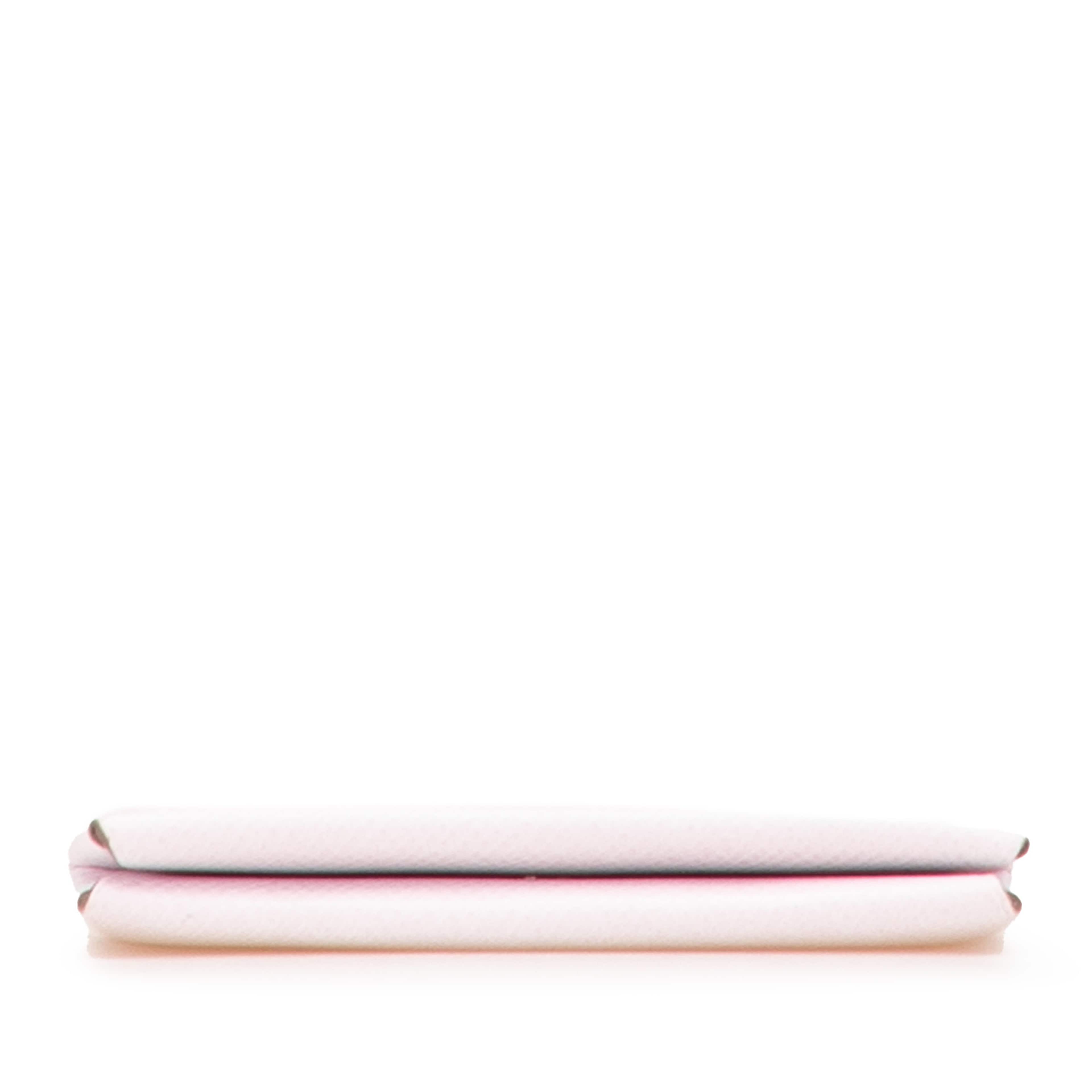 Hermès Epsom Calvi Card Holder, från Luxclusif, i färgen light pink. Klicka för att öppna bilden i stort format