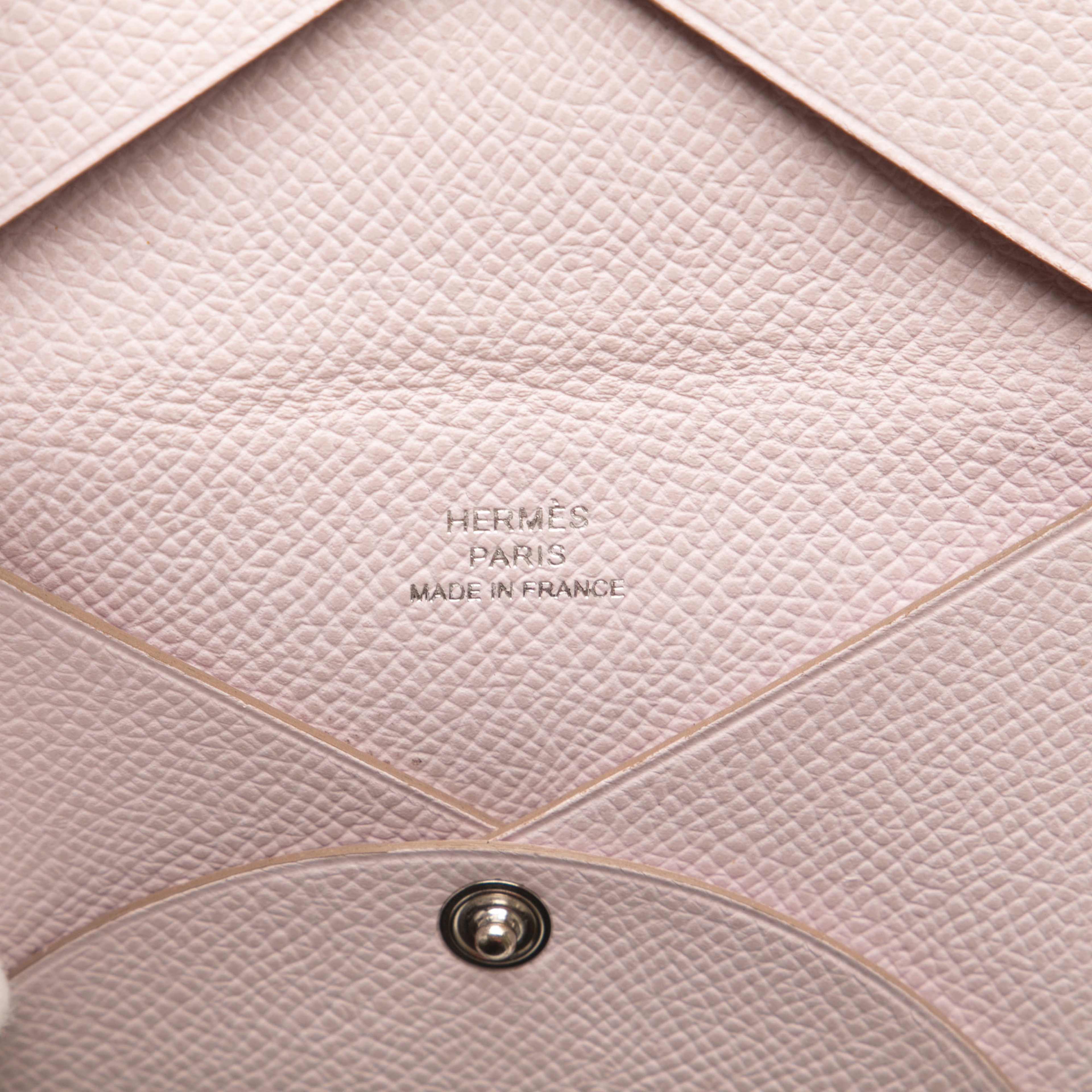Hermès Epsom Calvi Card Holder, från Luxclusif, i färgen light pink. Klicka för att öppna bilden i stort format