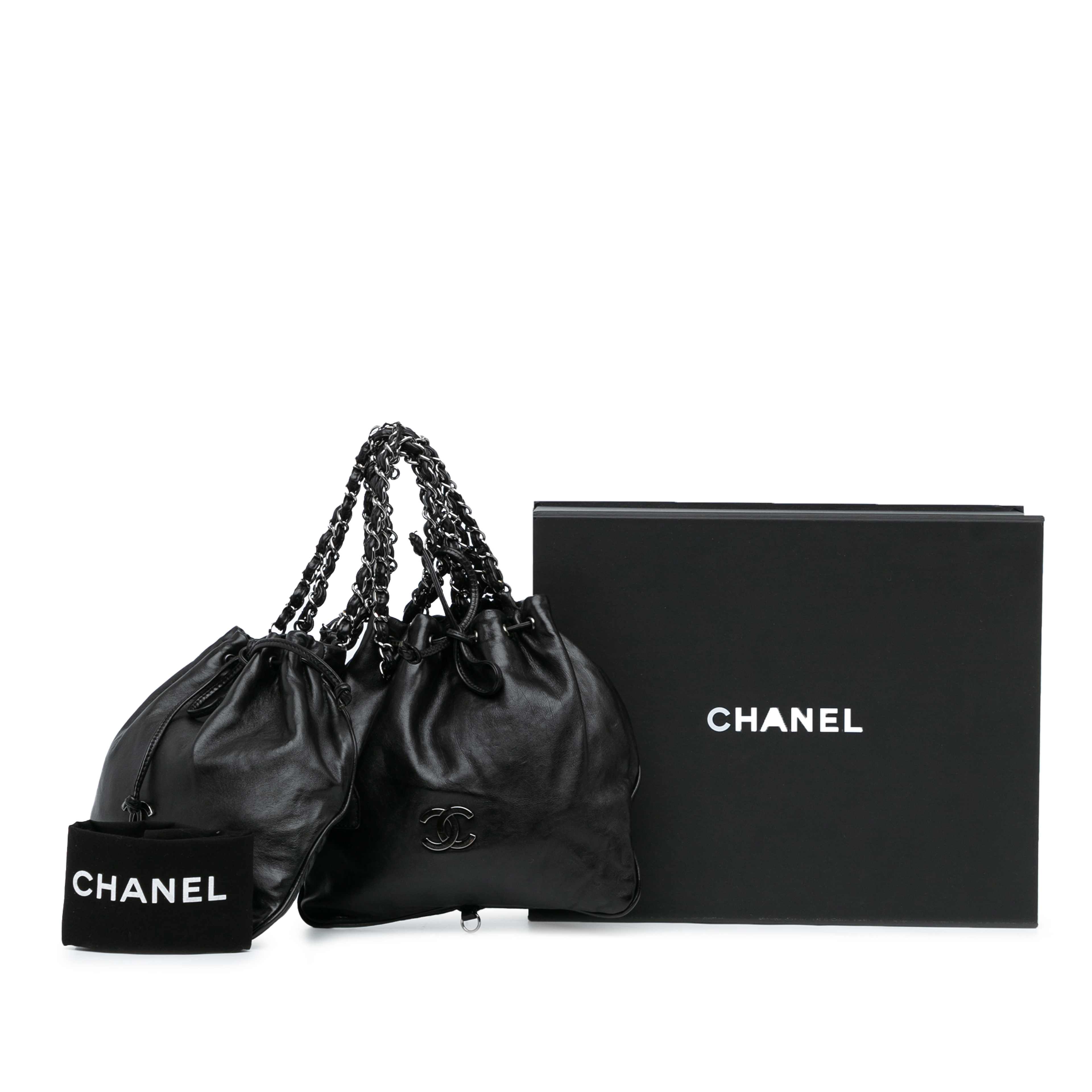 Chanel Cc Calfskin Dual Twin Chain Handbag, från Luxclusif, i färgen svart. Klicka för att öppna bilden i stort format
