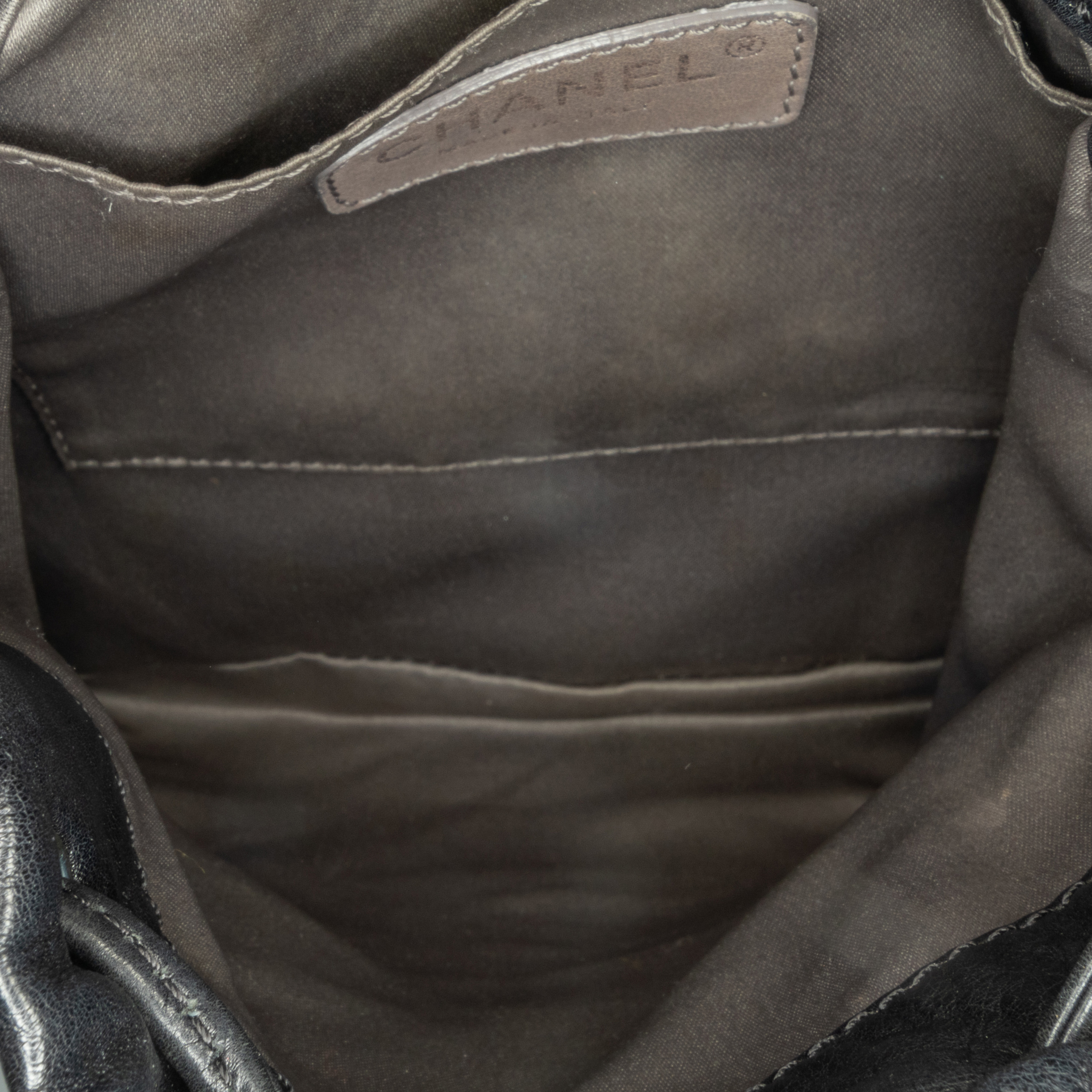 Chanel Cc Calfskin Dual Twin Chain Handbag, från Luxclusif, i färgen black. Klicka för att öppna bilden i stort format