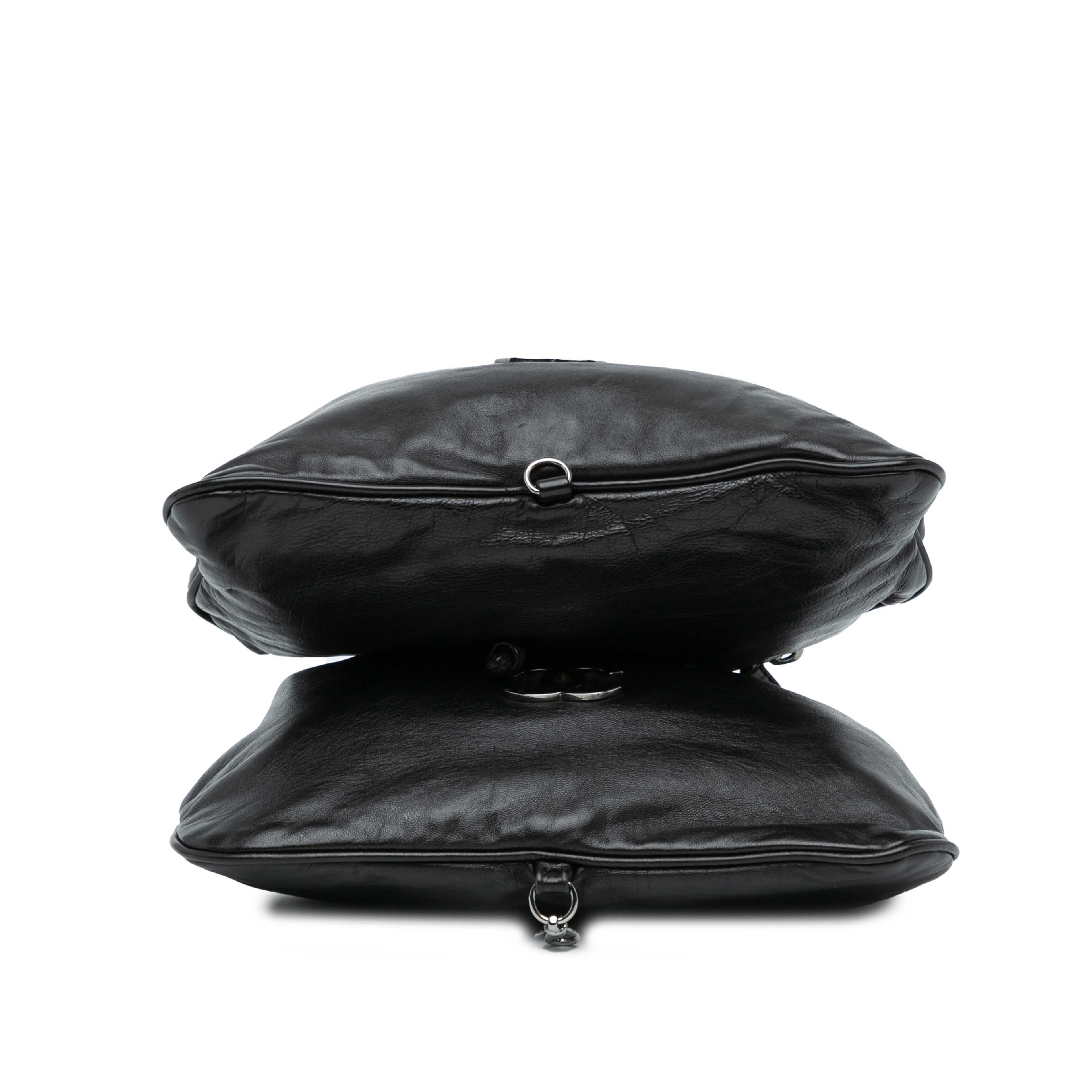 Chanel Cc Calfskin Dual Twin Chain Handbag, från Luxclusif, i färgen black. Klicka för att öppna bilden i stort format