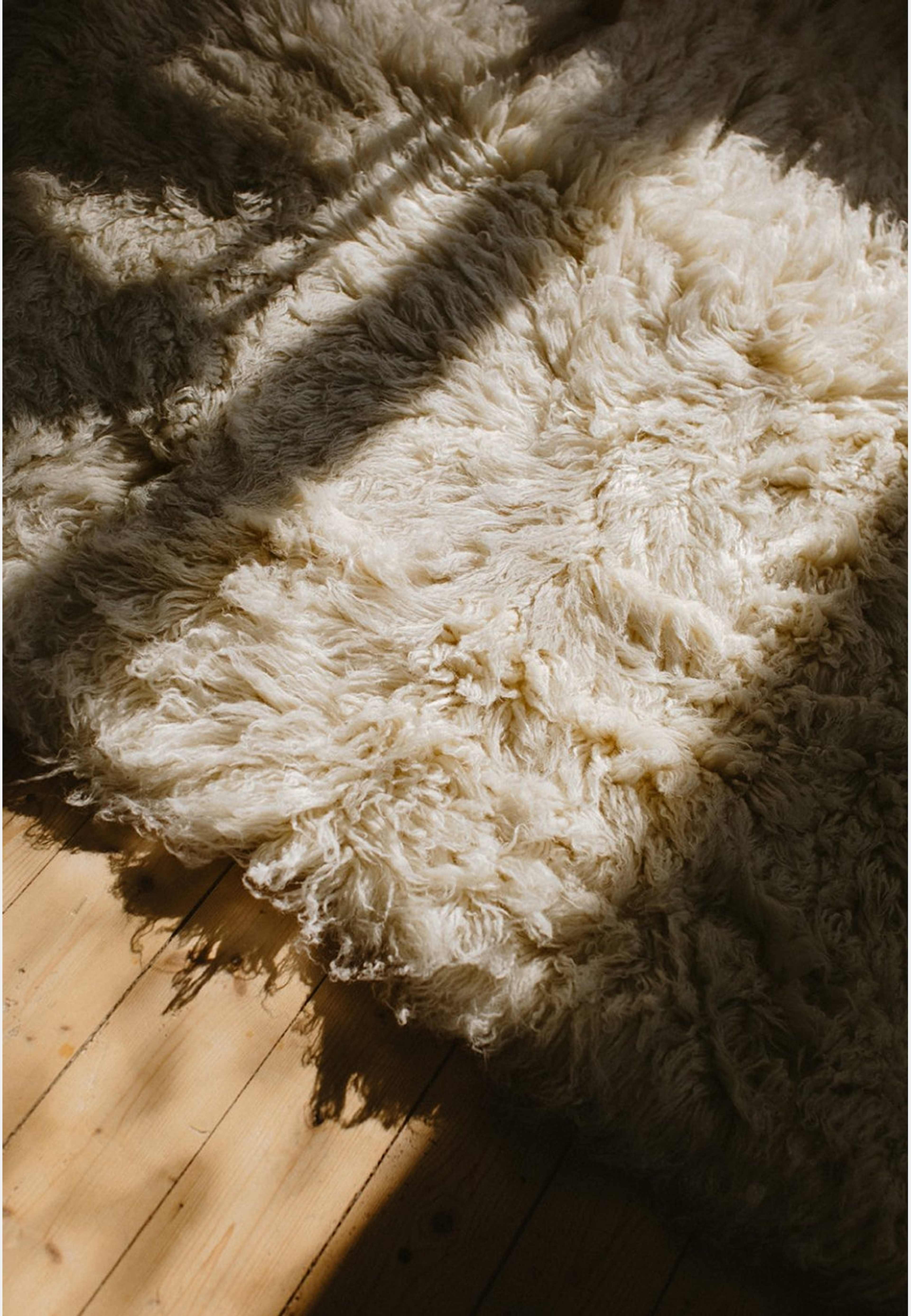 Shaggy Ullmatta  200x300cm, från Layered, i färgen bone white. Klicka för att öppna bilden i stort format