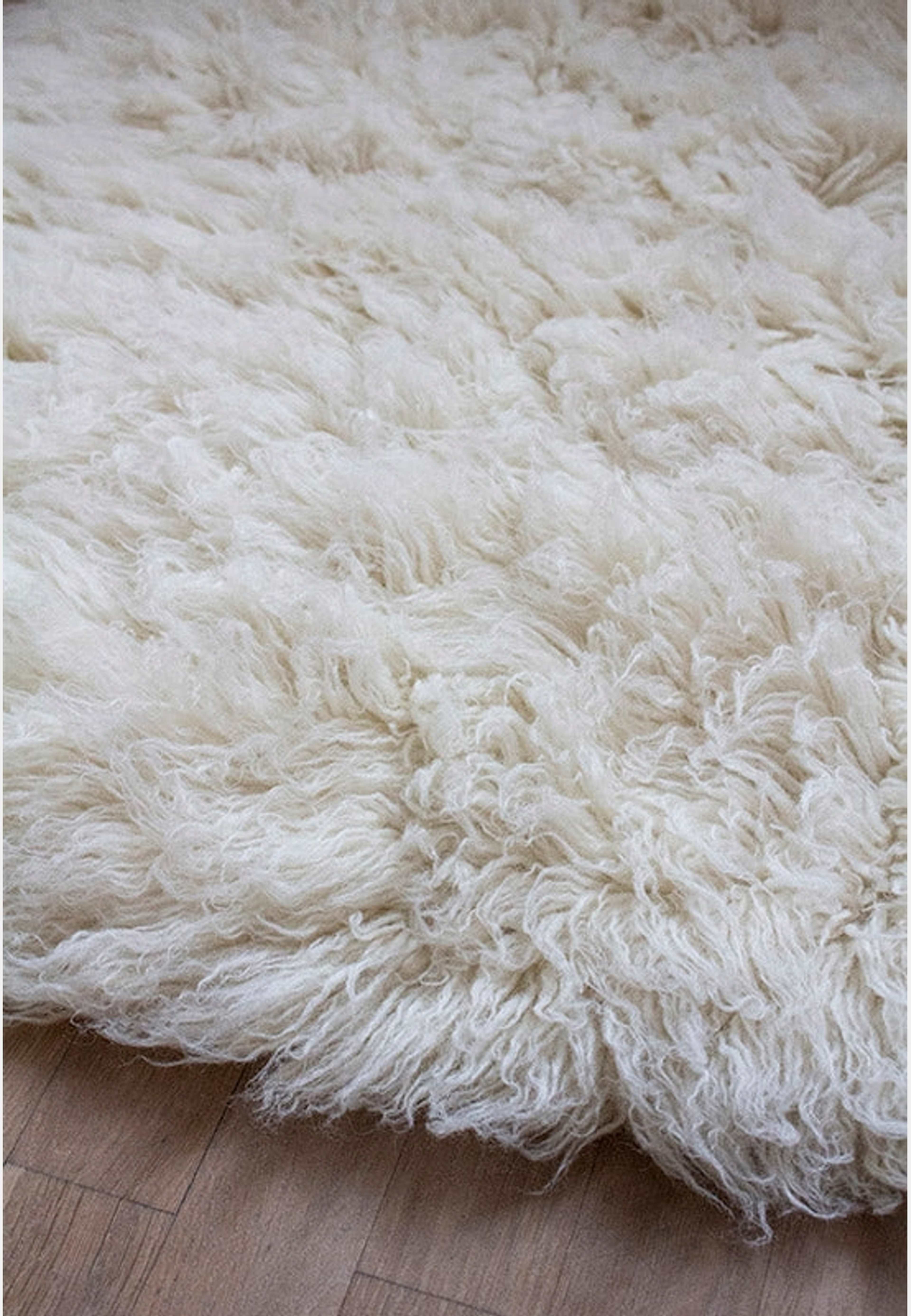 Shaggy Ullmatta  200x300cm, från Layered, i färgen bone white. Klicka för att öppna bilden i stort format