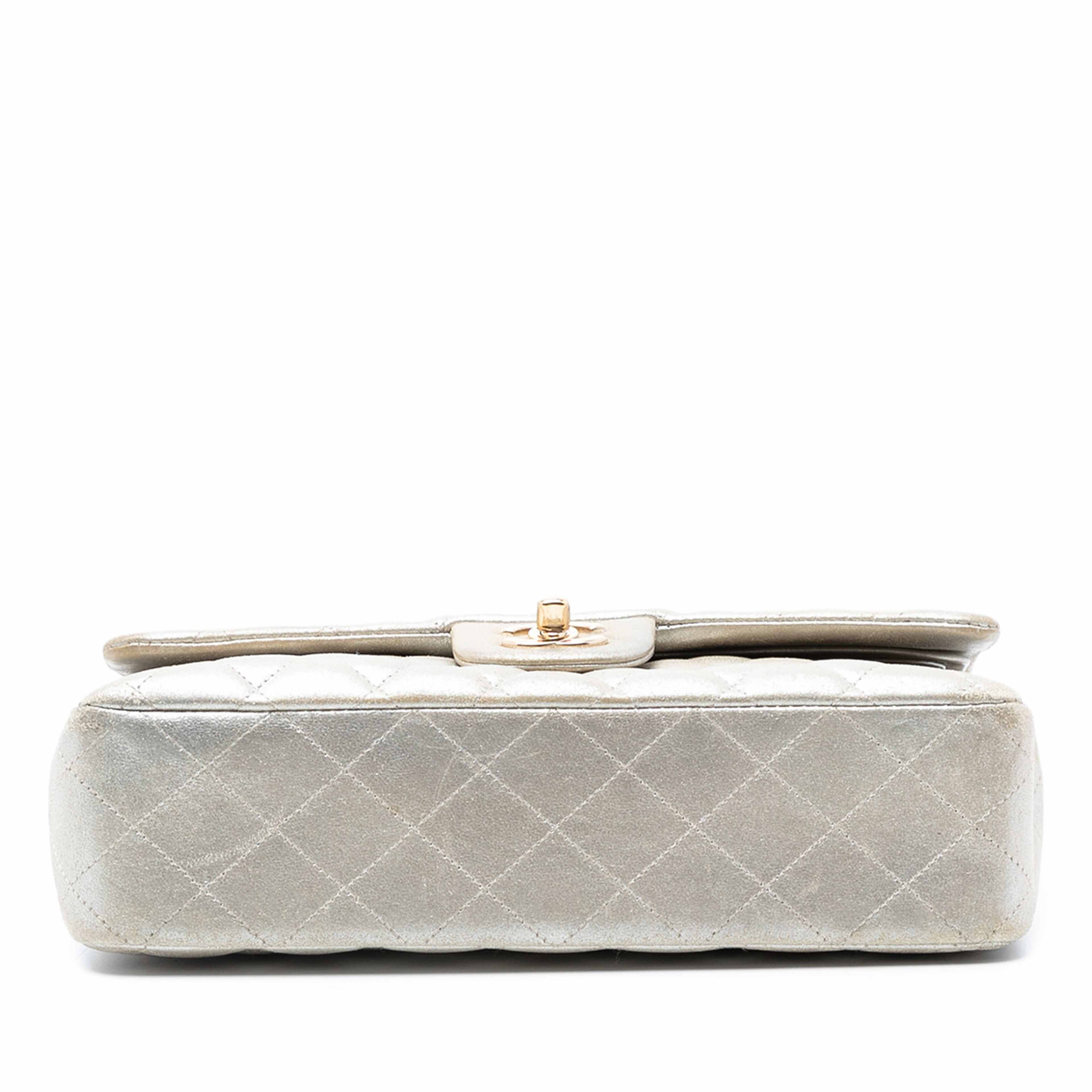 Chanel Medium Classic Iridescent Lambskin Double Flap, från Luxclusif, i färgen light gold. Klicka för att öppna bilden i stort format