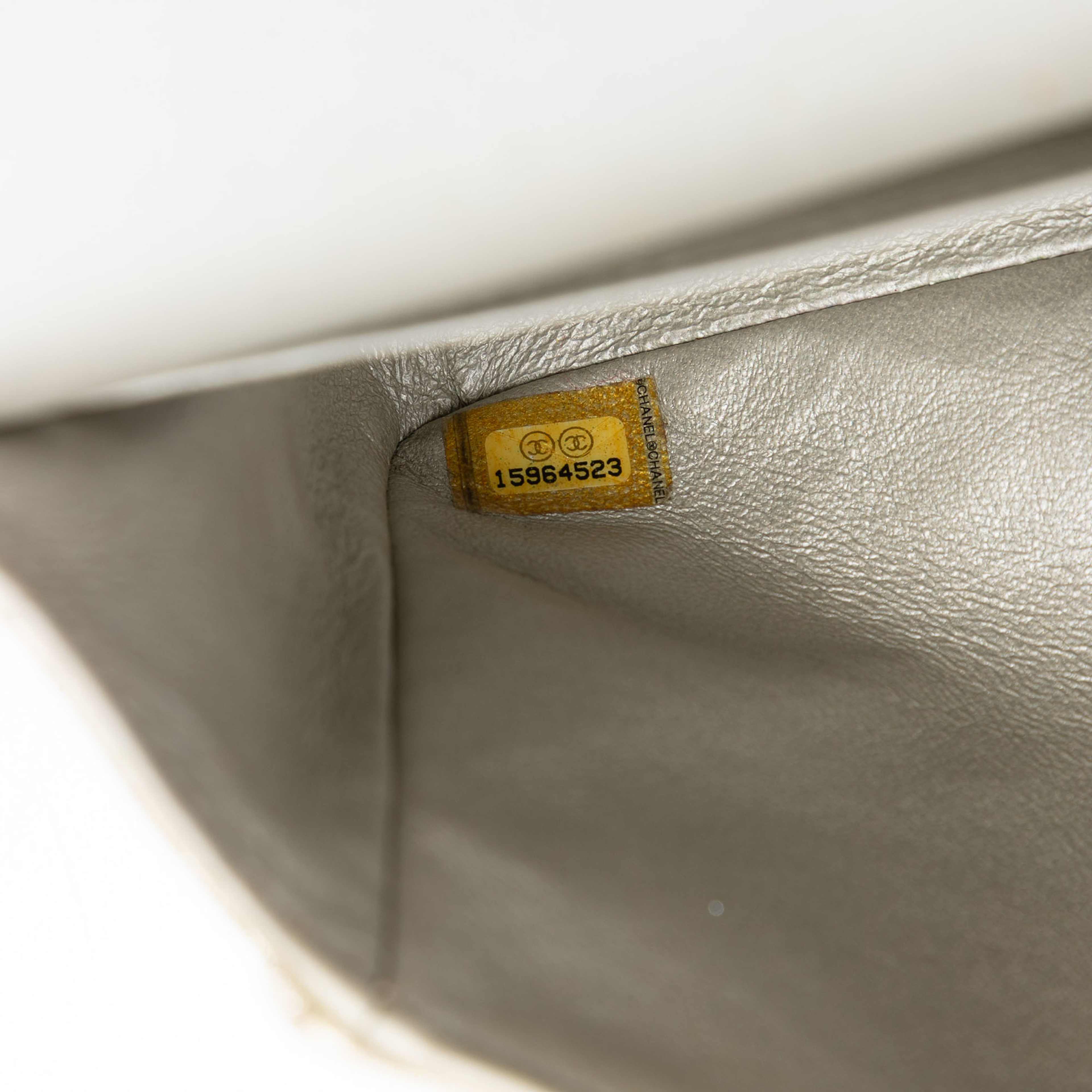 Chanel Medium Classic Iridescent Lambskin Double Flap, från Luxclusif, i färgen light gold. Klicka för att öppna bilden i stort format