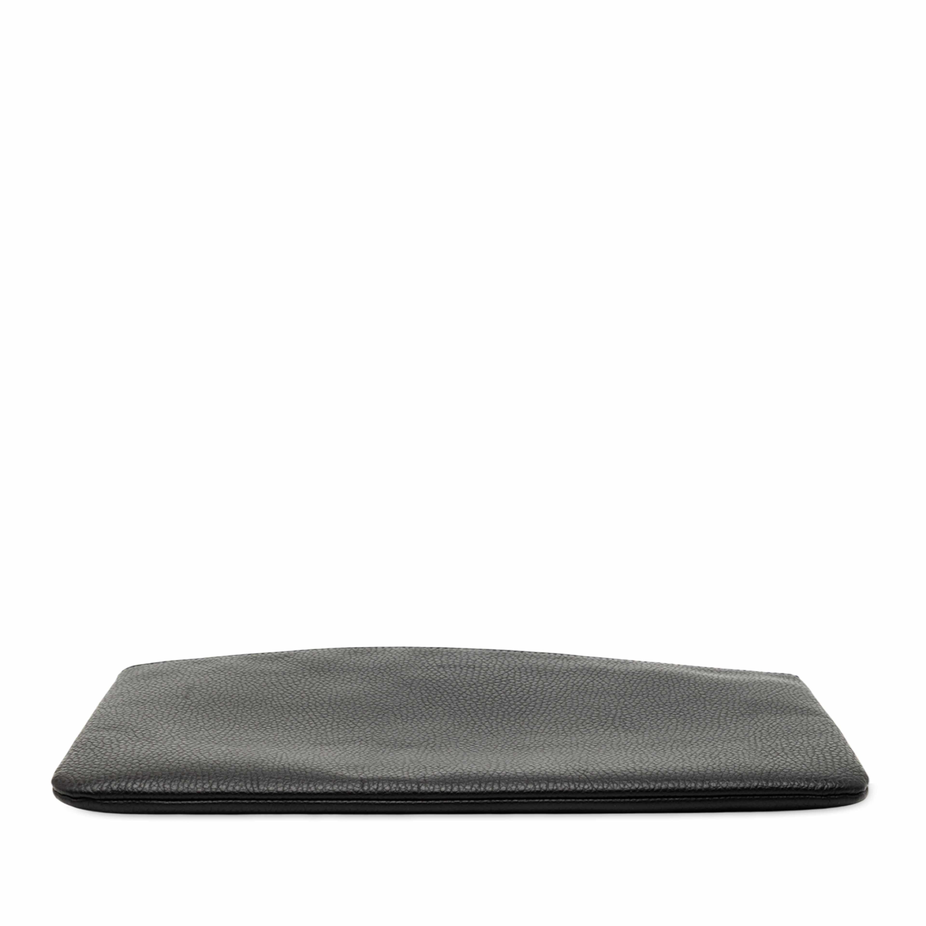 Gucci Calfskin Bamboo Tassel Clutch, från Luxclusif, i färgen black. Klicka för att öppna bilden i stort format