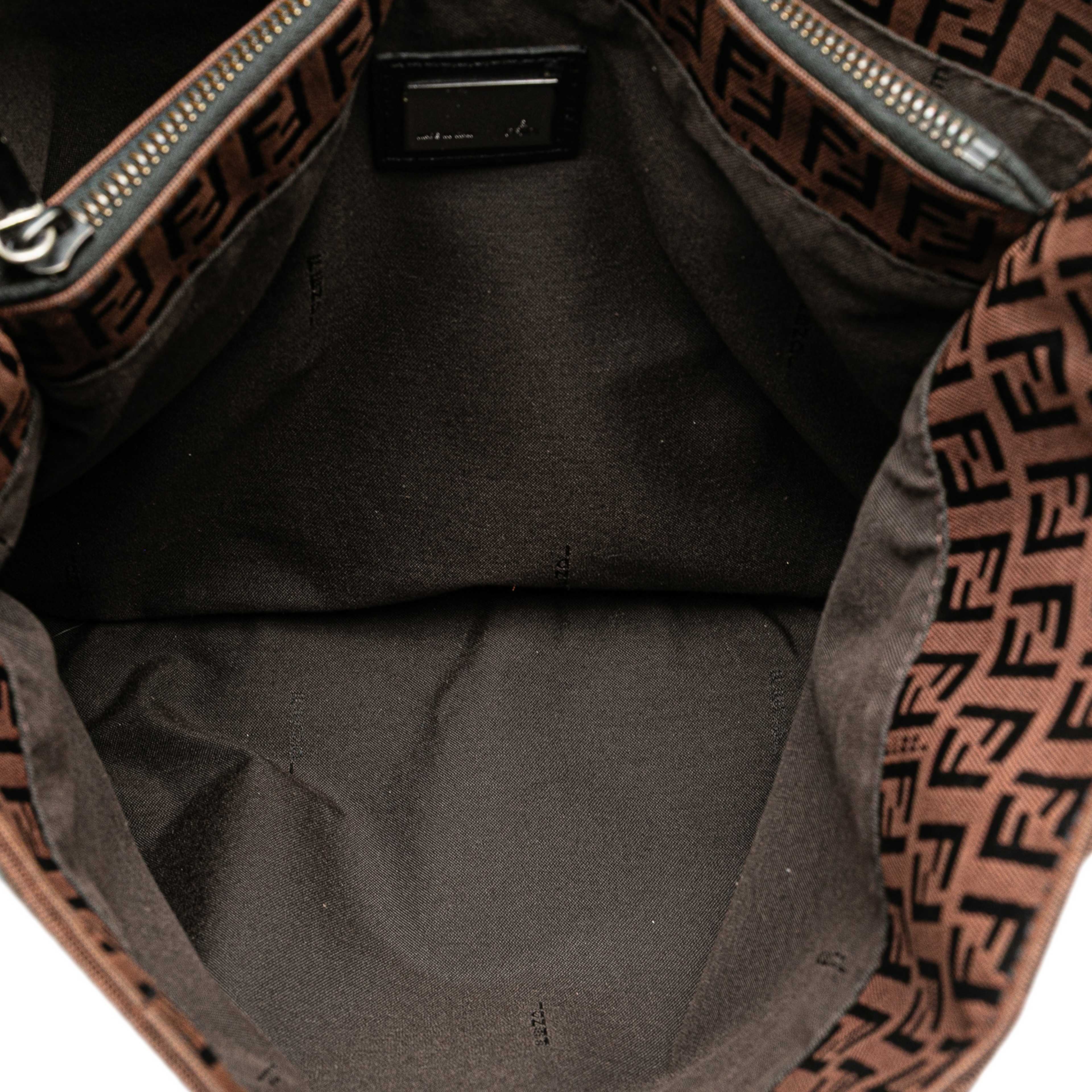 Fendi Zucchino Canvas Tote, från Luxclusif, i färgen brown. Klicka för att öppna bilden i stort format