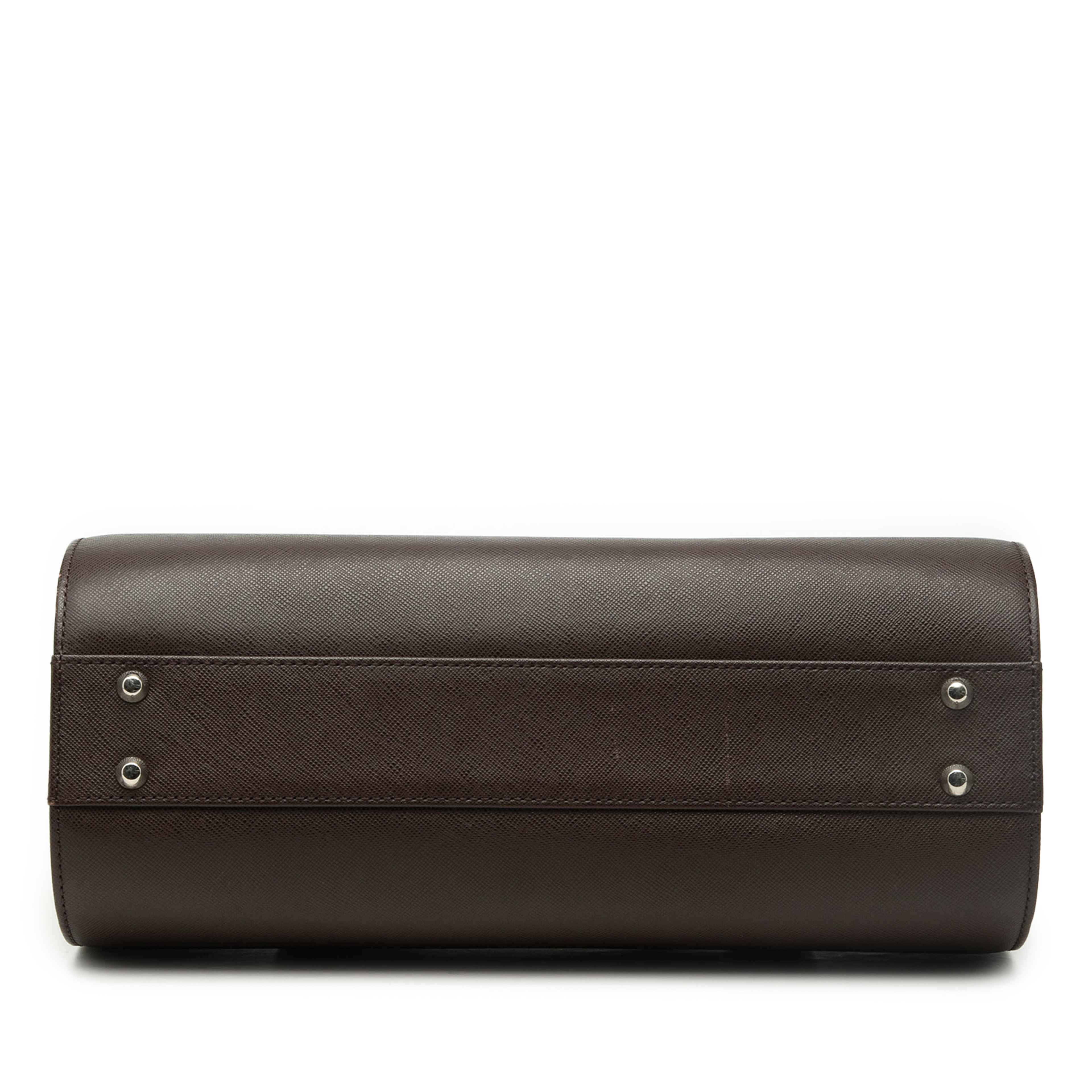 Burberry Leather Boston Bag, från Luxclusif, i färgen dark brown. Klicka för att öppna bilden i stort format