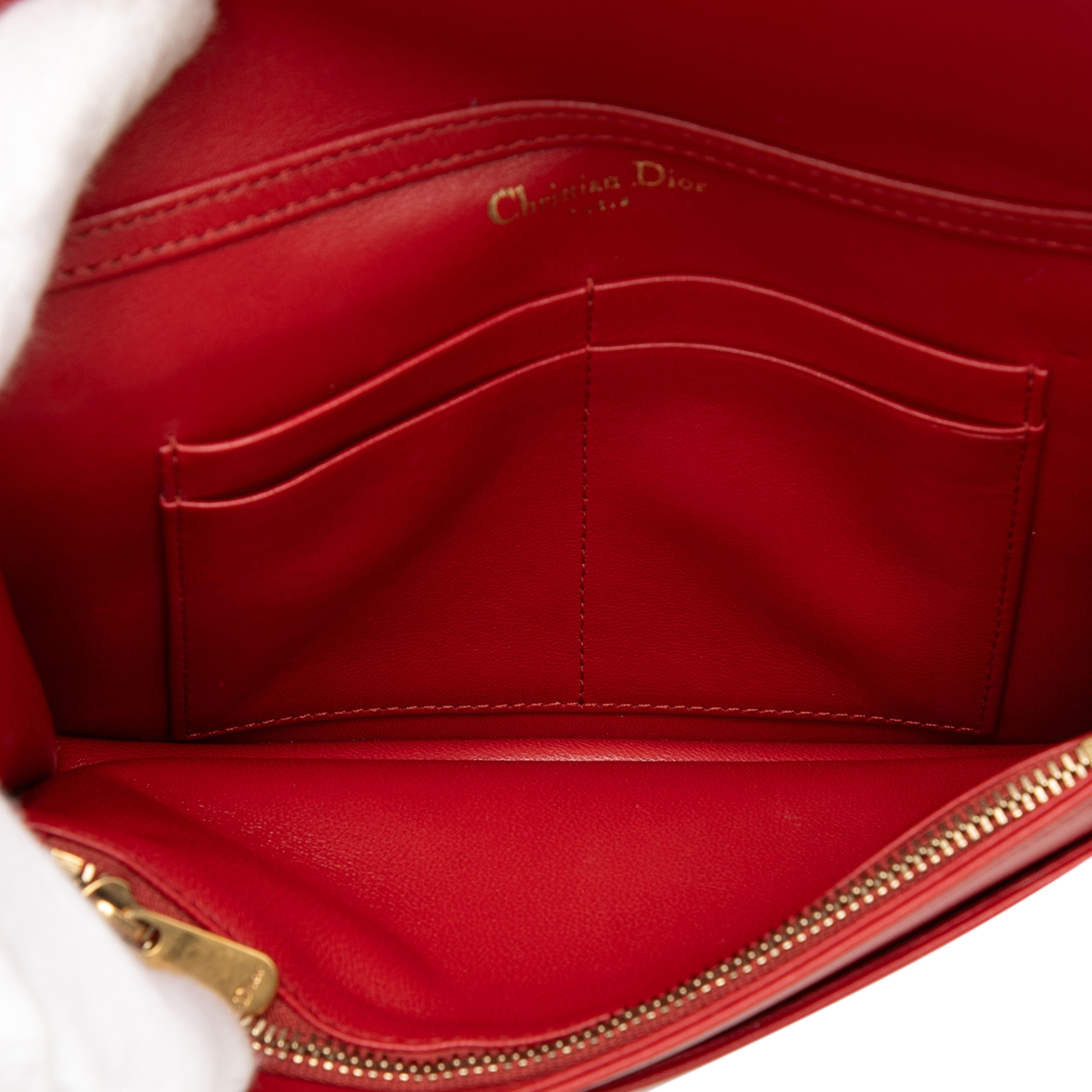 Dior Studded Lambskin Diorama Wallet On Chain, från Luxclusif, i färgen red. Klicka för att öppna bilden i stort format