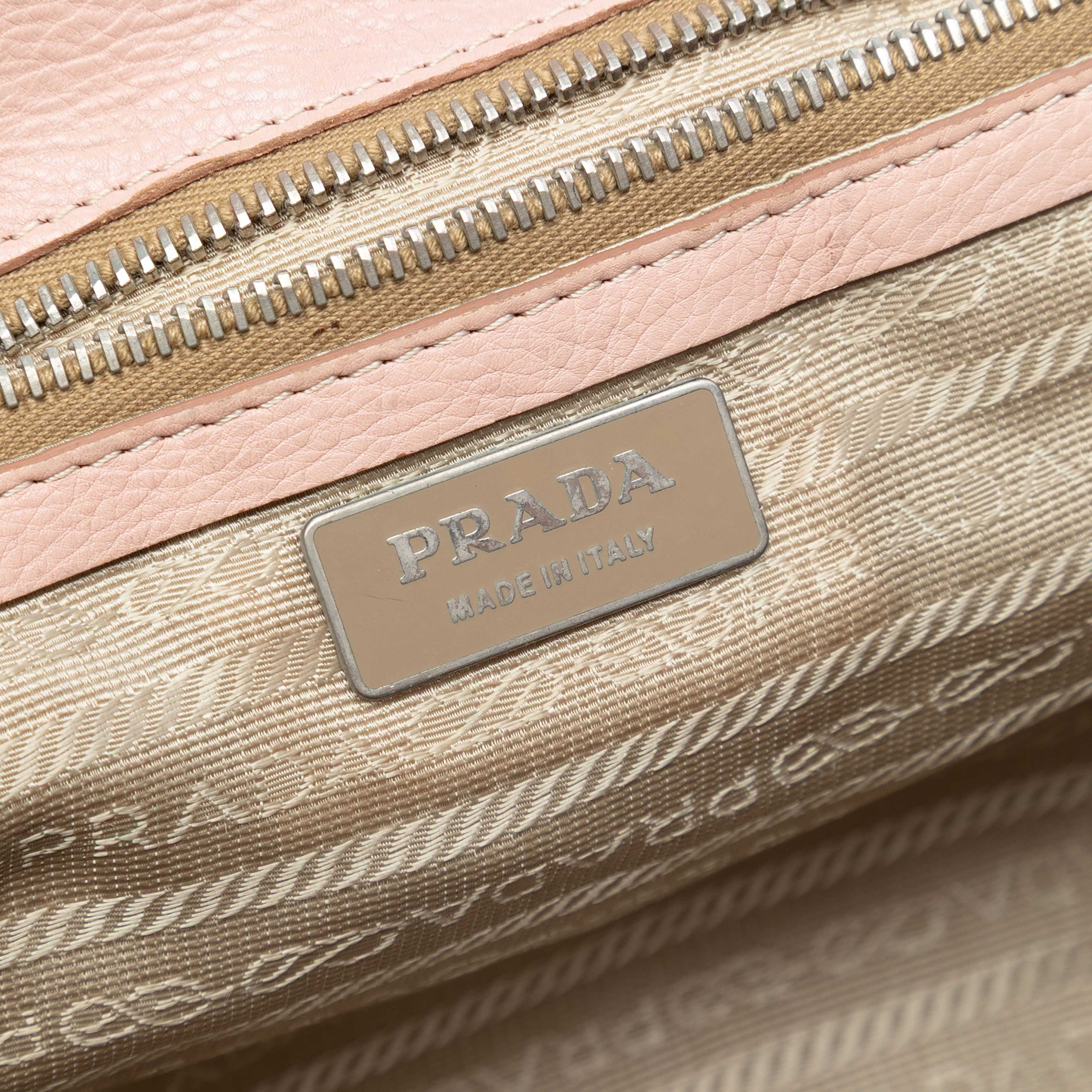 Prada Vitello Trimmed Tessuto Shoulder Bag, från Luxclusif, i färgen beige. Klicka för att öppna bilden i stort format