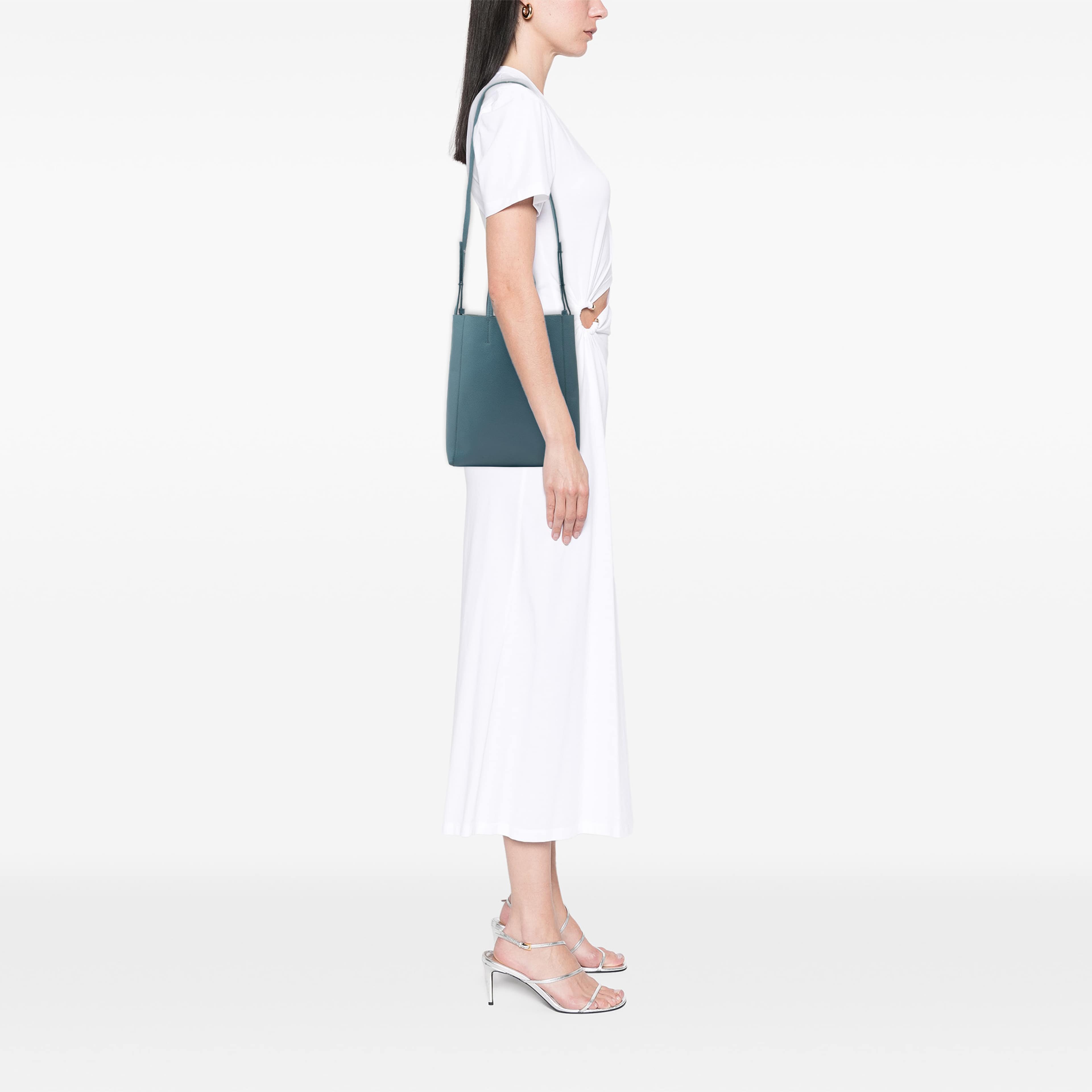 Celine Small Grained Calfskin Vertical Cabas Satchel, från Luxclusif, i färgen blå. Klicka för att öppna bilden i stort format