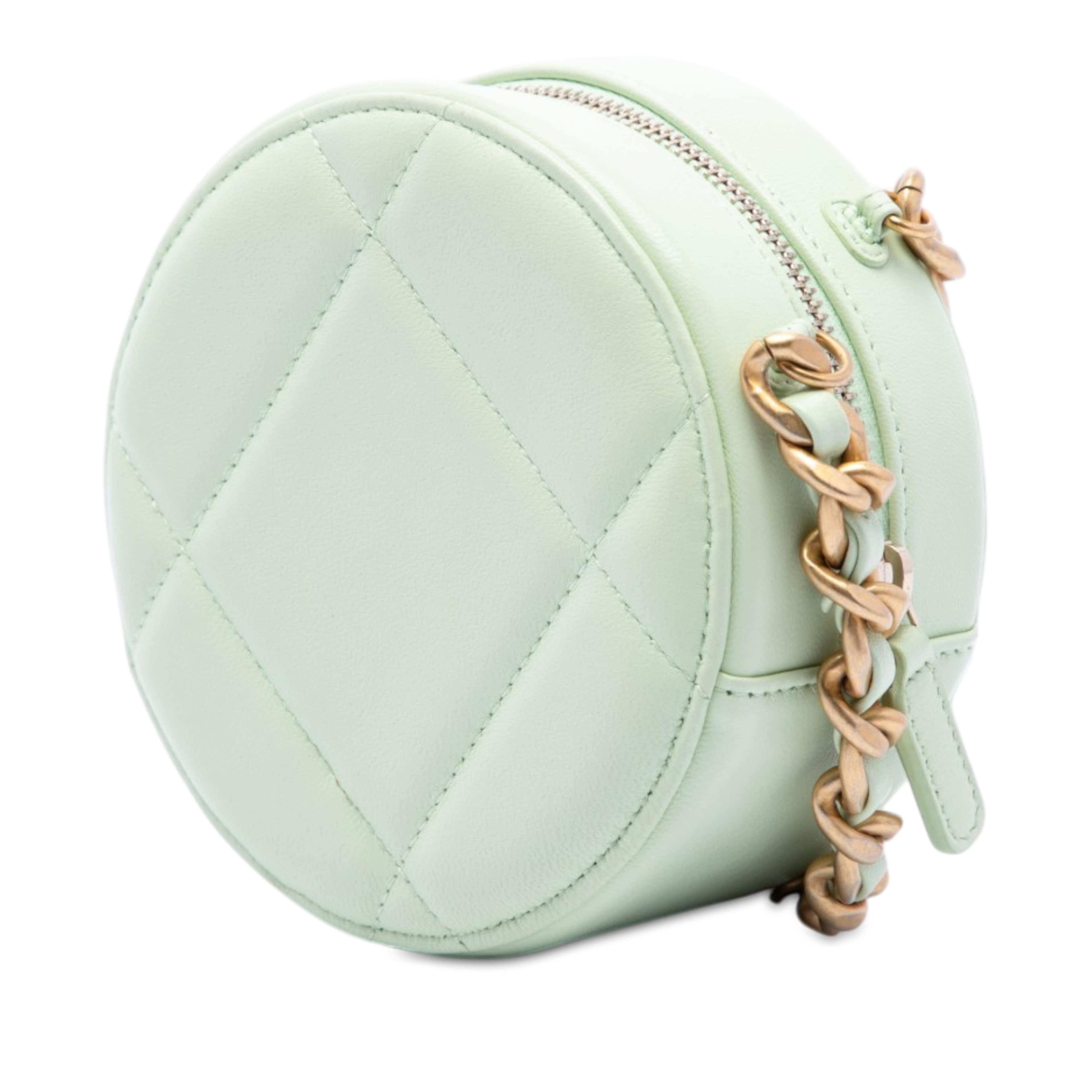 Chanel Lambskin 19 Round Clutch With Chain, från Luxclusif, i färgen grön. Klicka för att öppna bilden i stort format