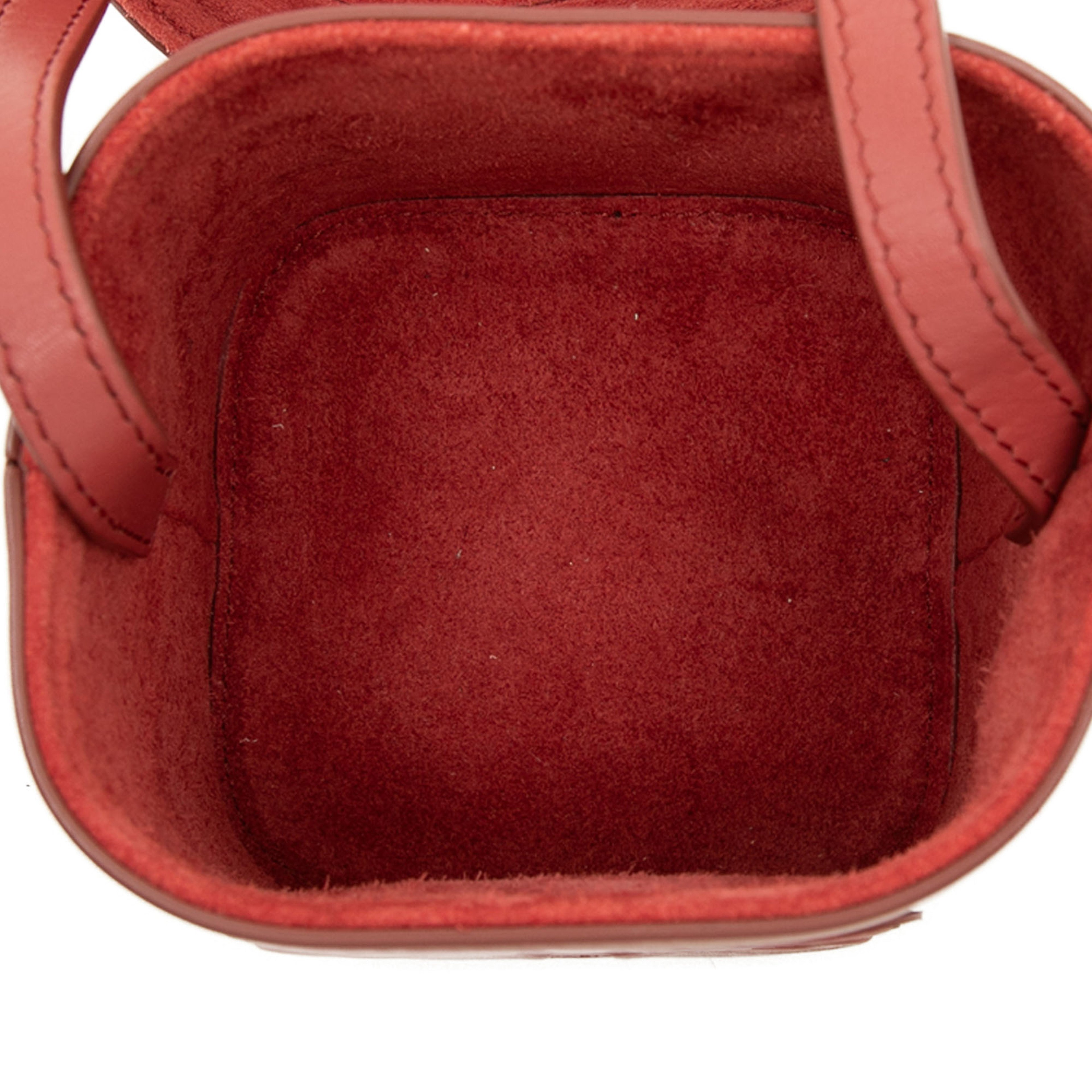 Celine Small Calfskin Cuir Triomphe Box Bag, från Luxclusif, i färgen röd. Klicka för att öppna bilden i stort format