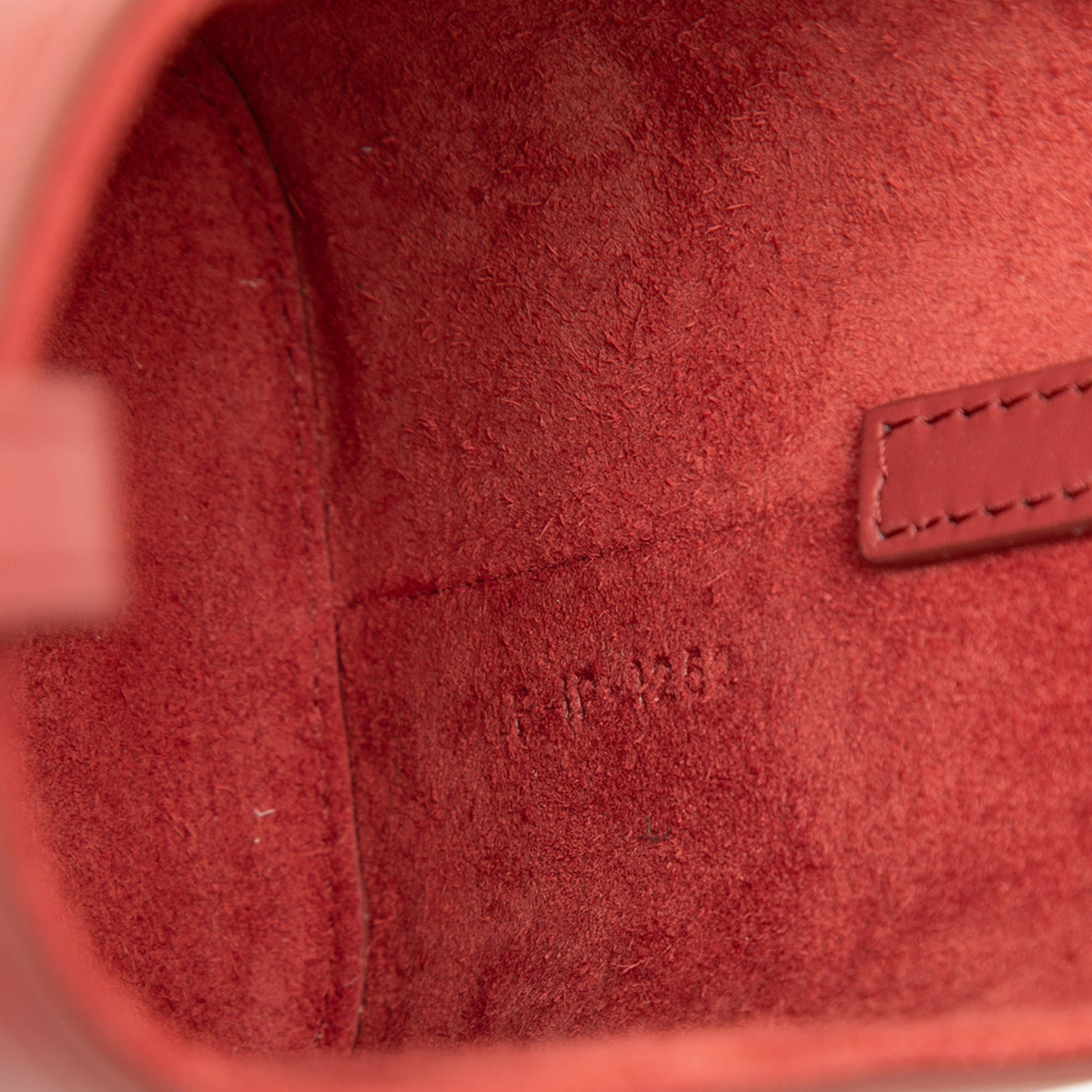 Celine Small Calfskin Cuir Triomphe Box Bag, från Luxclusif, i färgen röd. Klicka för att öppna bilden i stort format