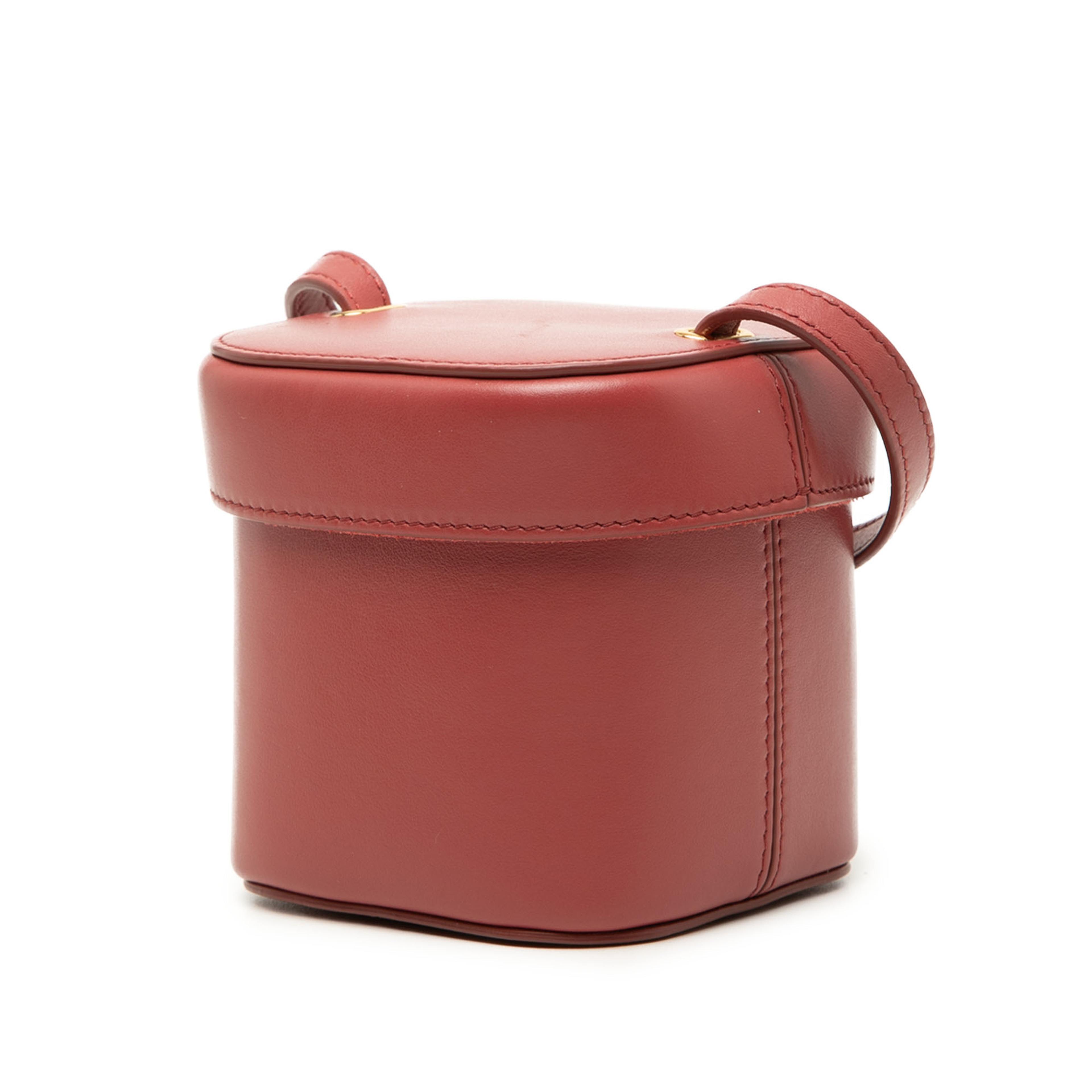 Celine Small Calfskin Cuir Triomphe Box Bag, från Luxclusif, i färgen röd. Klicka för att öppna bilden i stort format