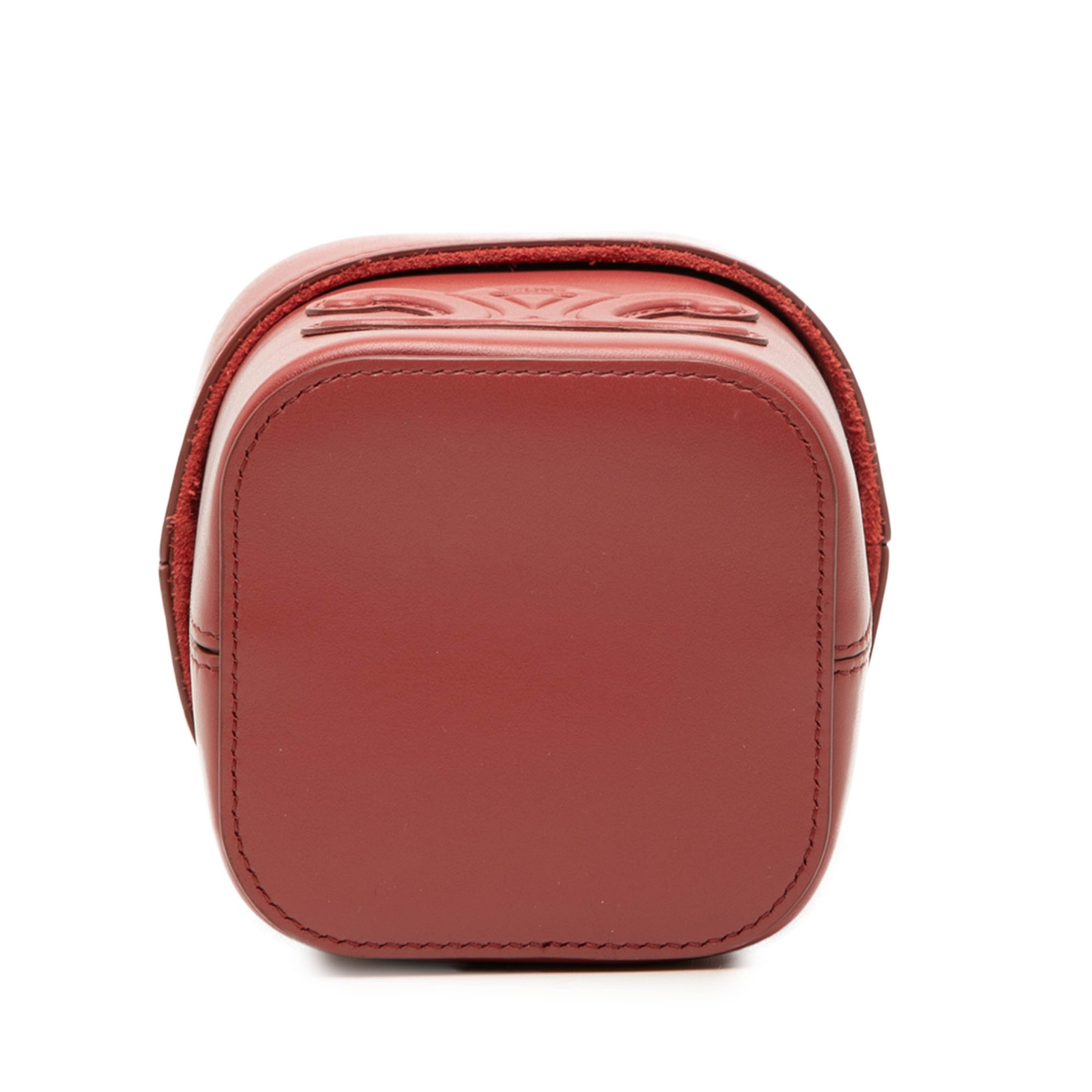 Celine Small Calfskin Cuir Triomphe Box Bag, från Luxclusif, i färgen röd. Klicka för att öppna bilden i stort format