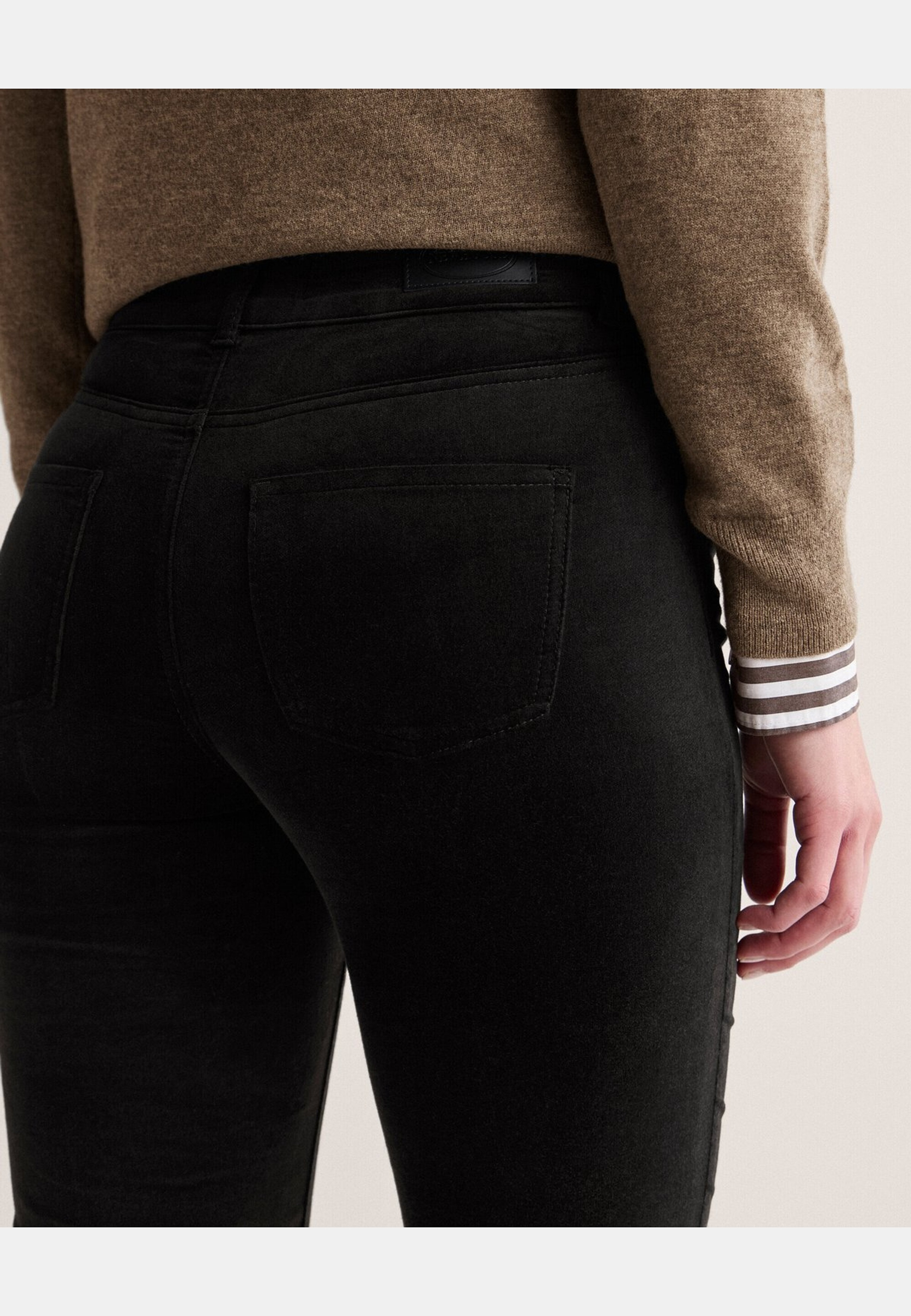 Sammetsbyxa Nora, från Newhouse, i färgen svart. Klicka för att öppna bilden i stort format