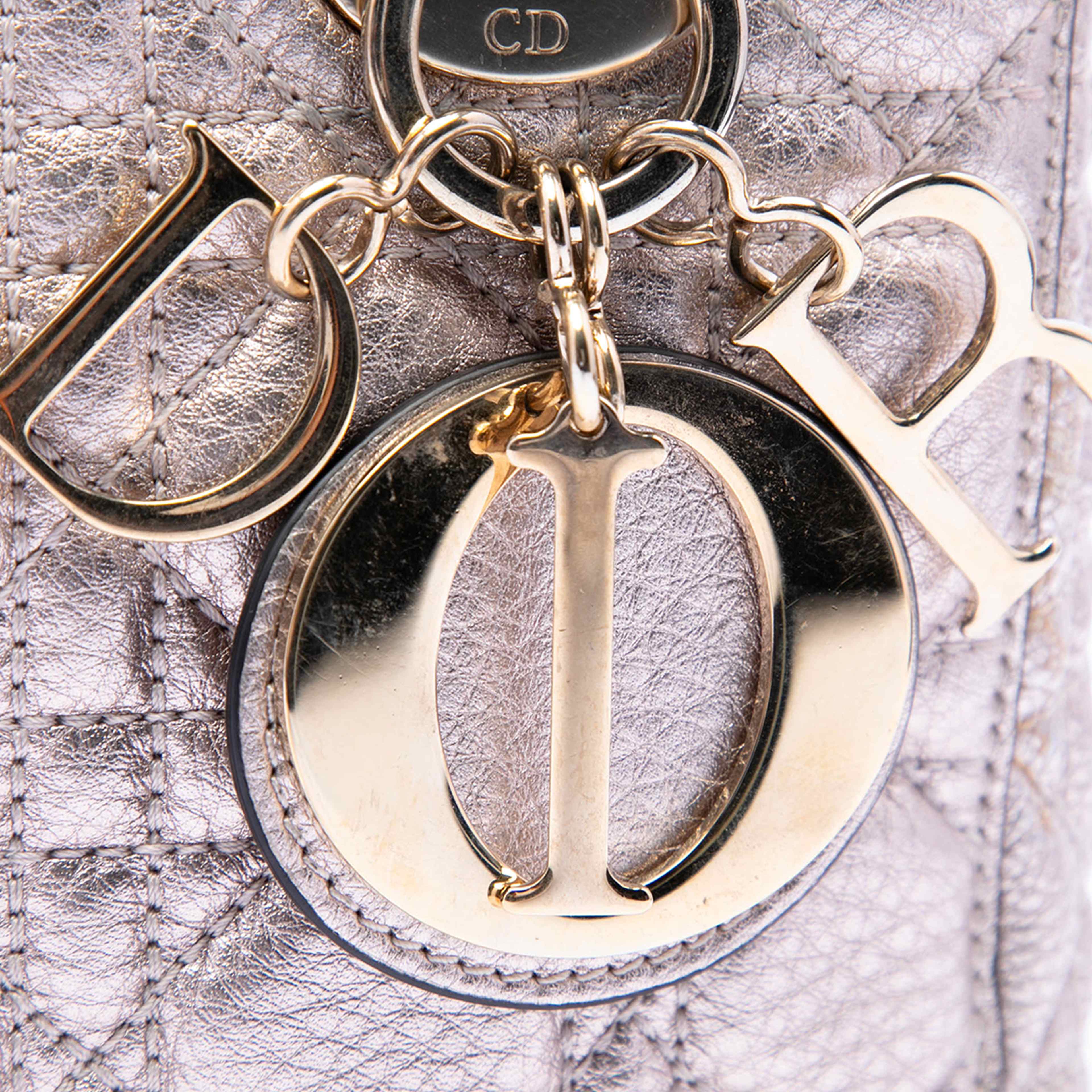 Dior Small Metallic Grained Calfskin Cannage Supple Lady Dior, från Luxclusif, i färgen silver. Klicka för att öppna bilden i stort format