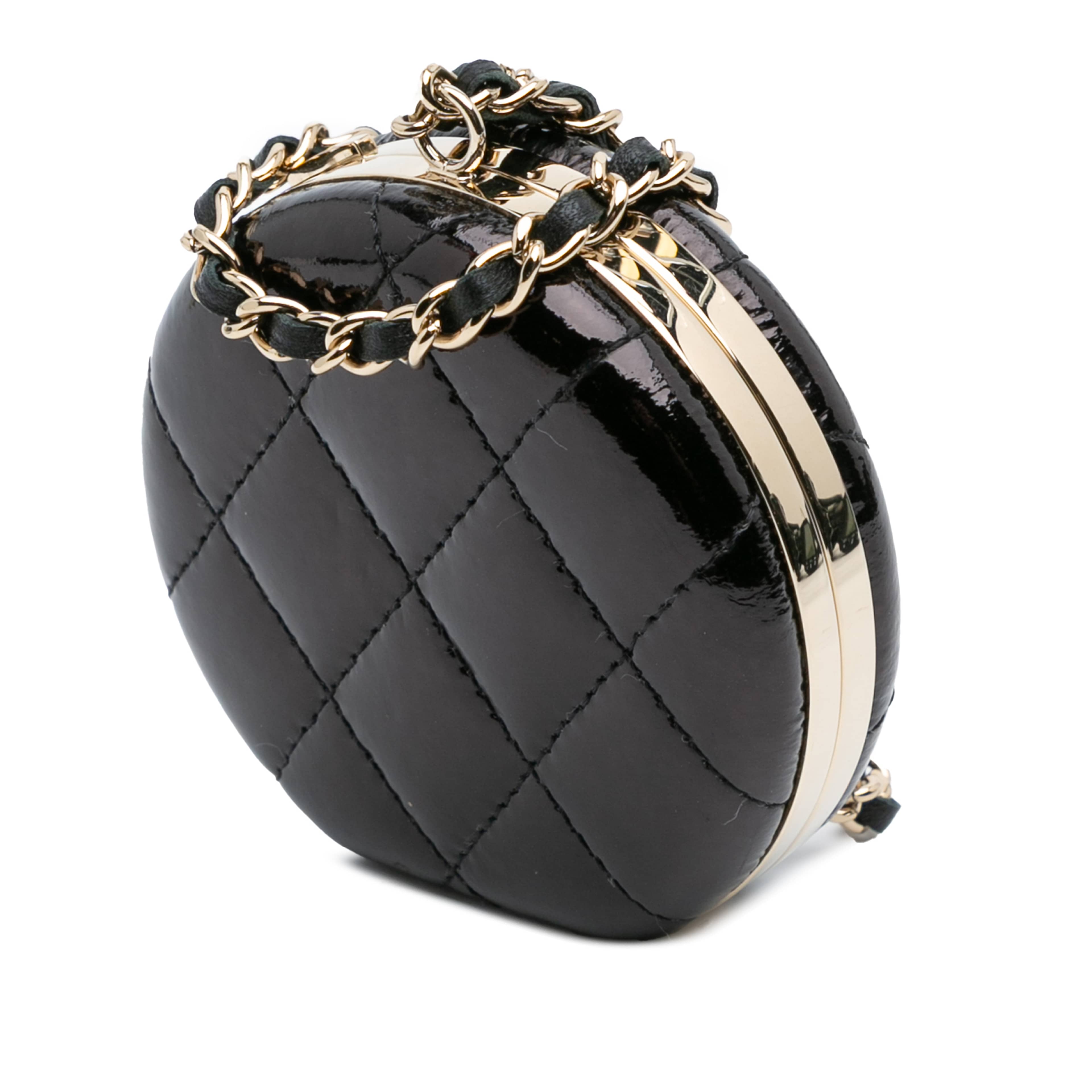 Chanel Quilted Patent Round Mirror Chain Necklace, från Luxclusif, i färgen black. Klicka för att öppna bilden i stort format