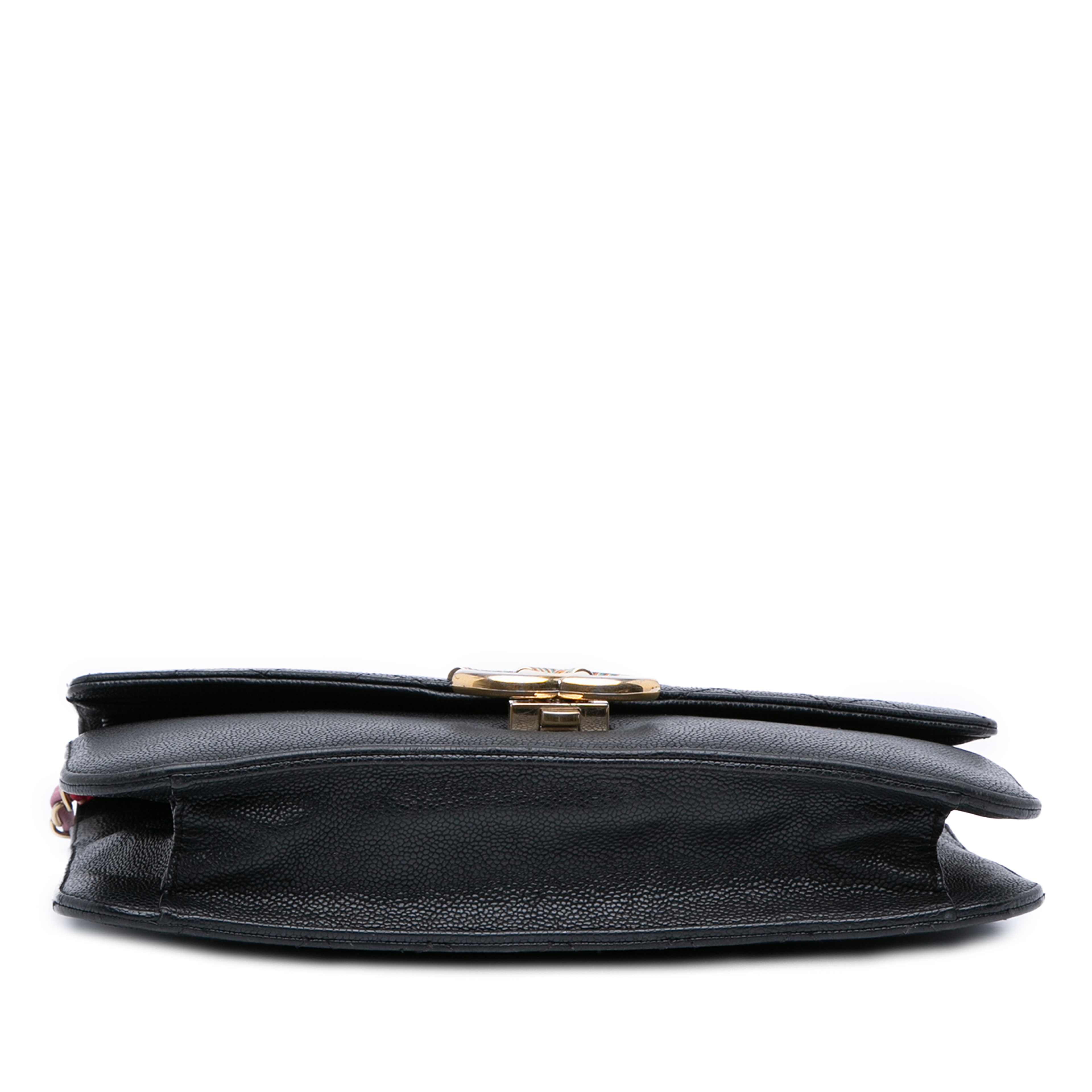 Chanel Paris Cuba Medium Caviar Thread Around Flap, från Luxclusif, i färgen black. Klicka för att öppna bilden i stort format