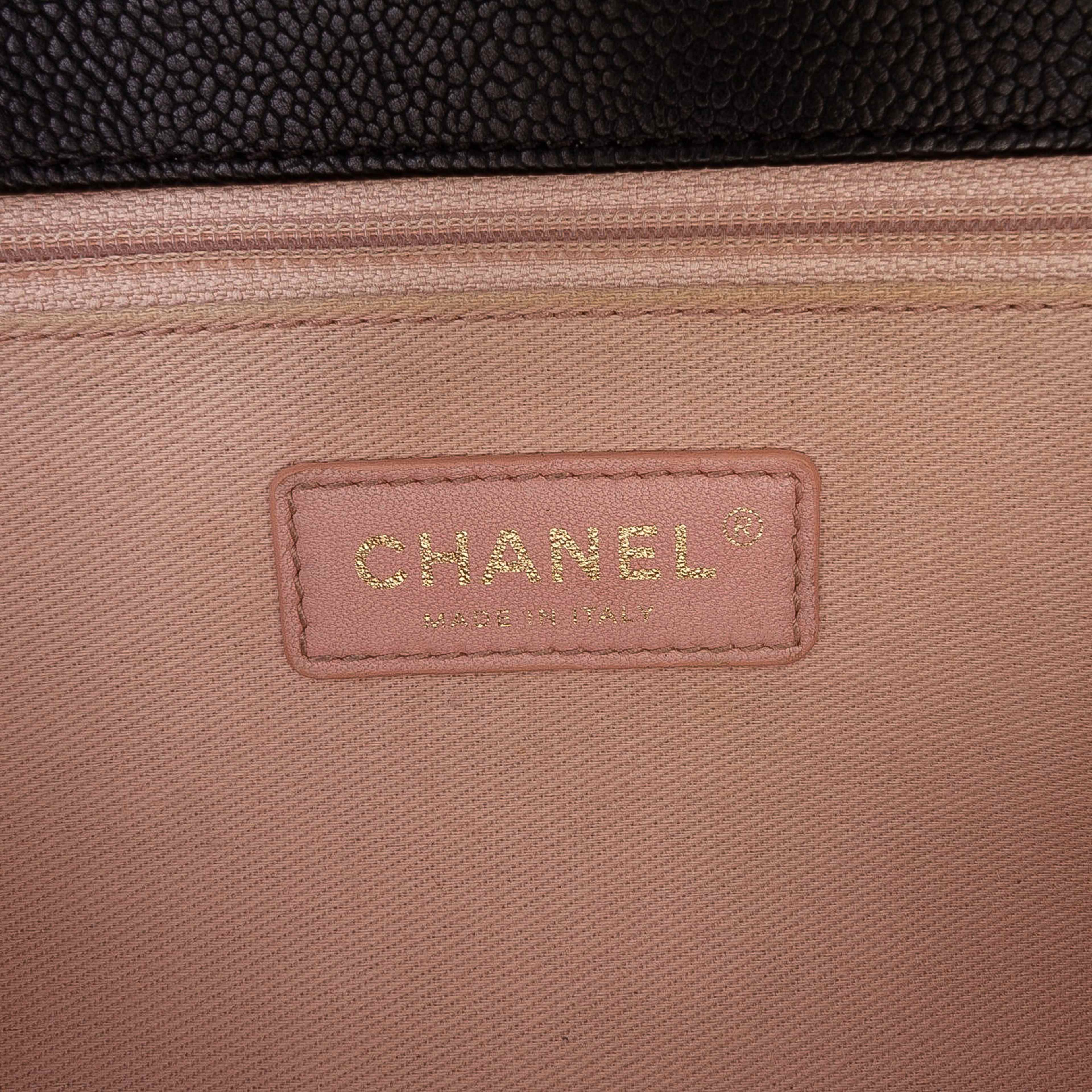 Chanel Paris Cuba Medium Caviar Thread Around Flap, från Luxclusif, i färgen black. Klicka för att öppna bilden i stort format