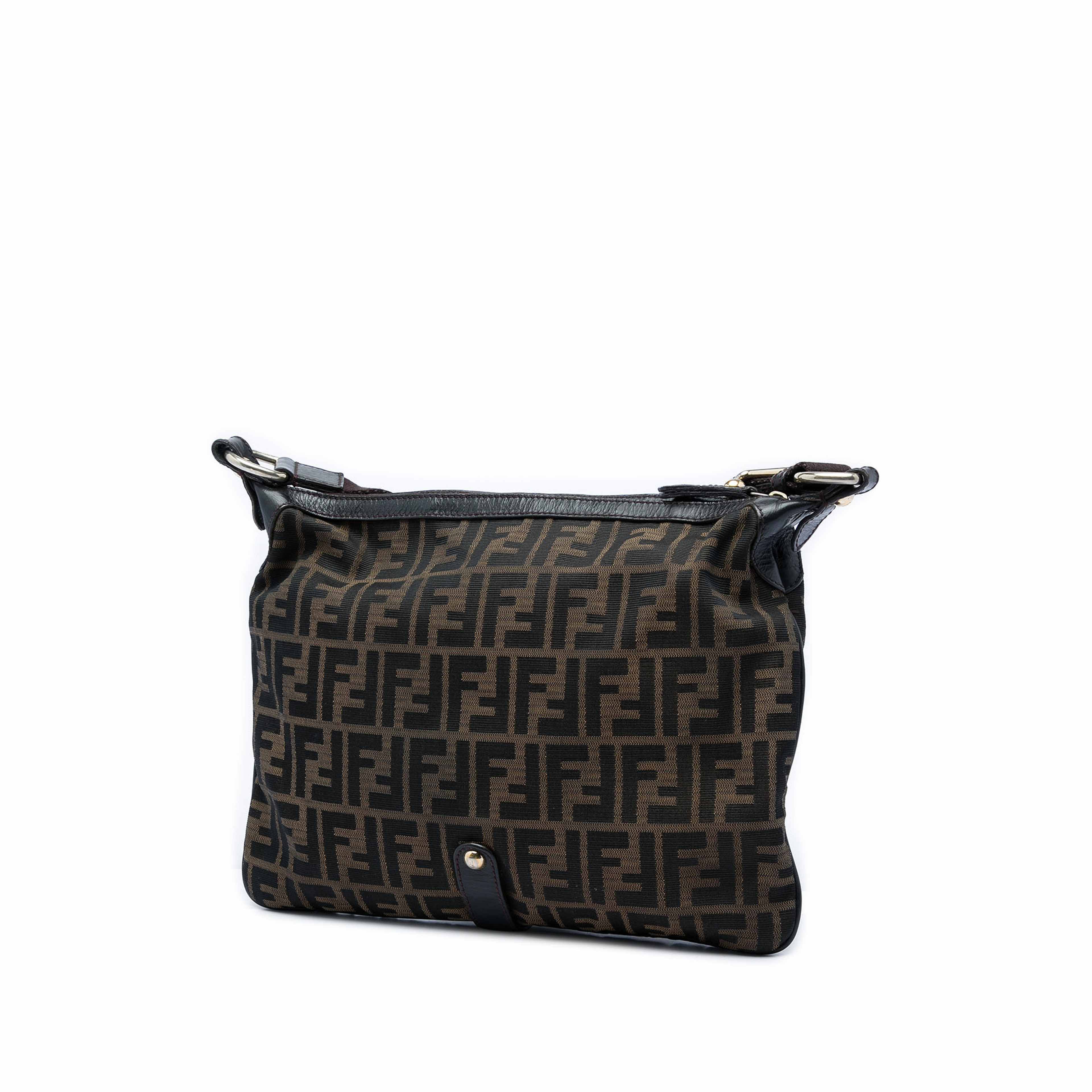 Fendi Zucca Canvas Chef Zip Crossbody, från Luxclusif, i färgen brun. Klicka för att öppna bilden i stort format