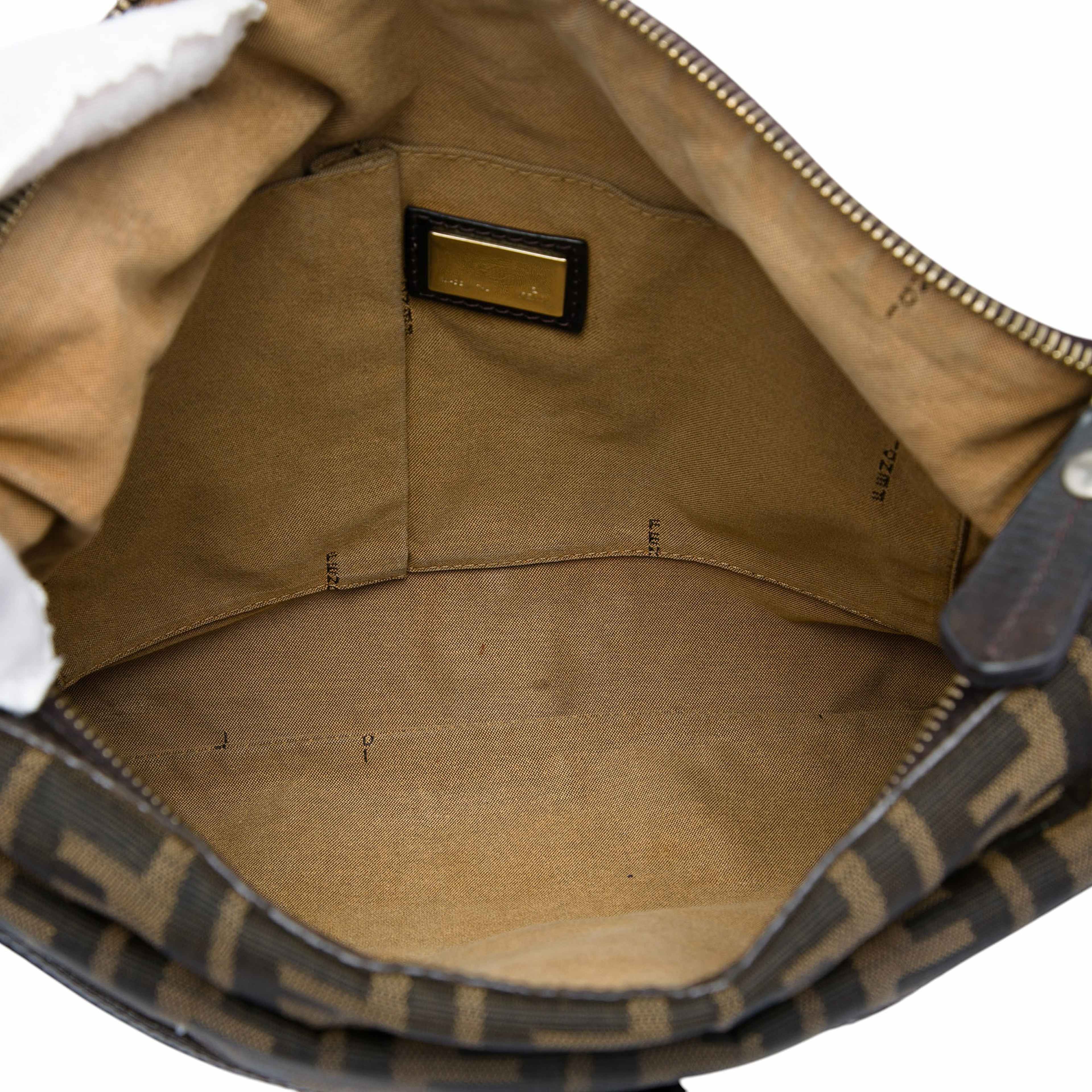 Fendi Zucca Canvas Chef Zip Crossbody, från Luxclusif, i färgen brun. Klicka för att öppna bilden i stort format
