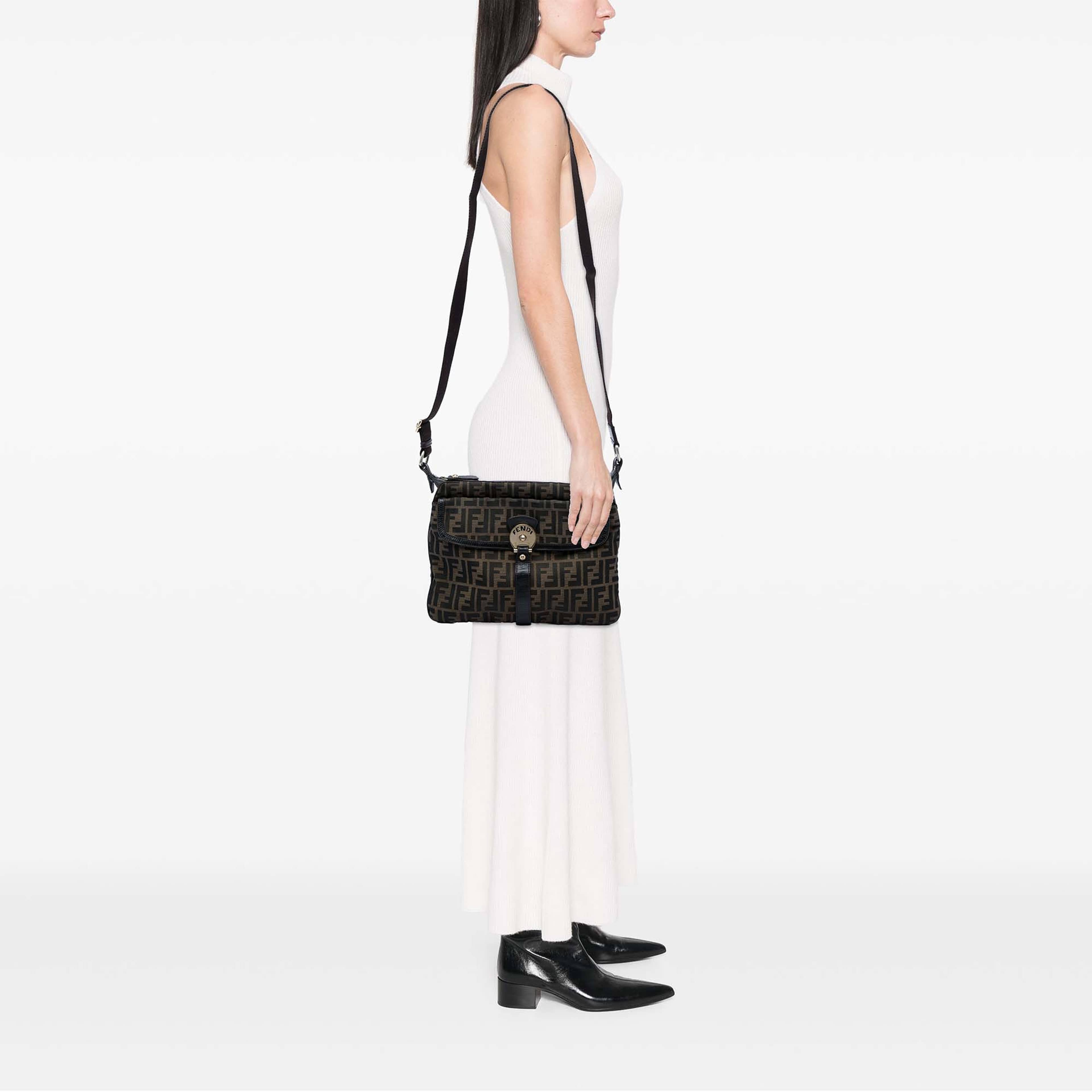 Fendi Zucca Canvas Chef Zip Crossbody, från Luxclusif, i färgen brun. Klicka för att öppna bilden i stort format