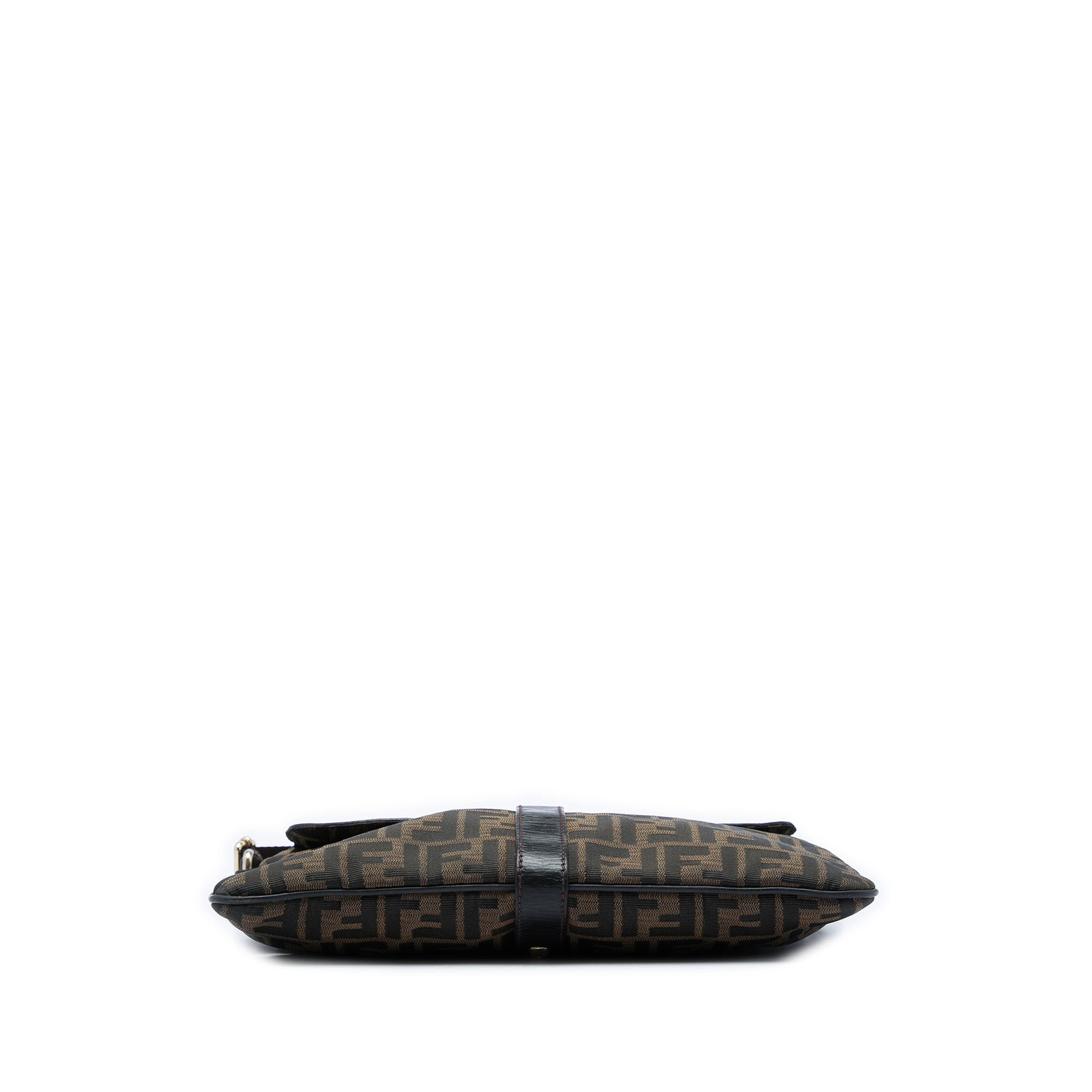Fendi Zucca Canvas Chef Zip Crossbody, från Luxclusif, i färgen brun. Klicka för att öppna bilden i stort format