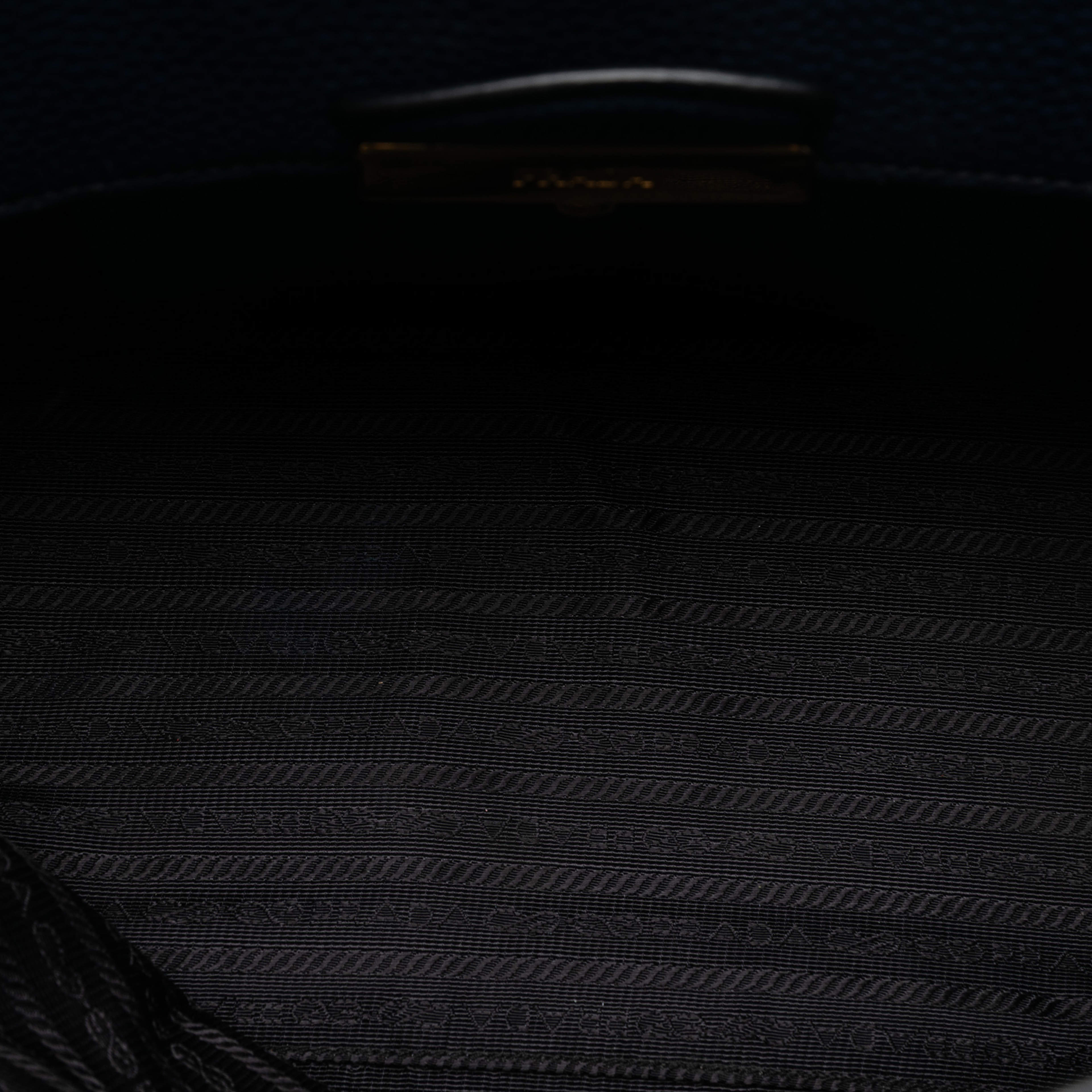 Prada Vitello Daino Sound Lock Satchel, från Luxclusif, i färgen dark blue. Klicka för att öppna bilden i stort format