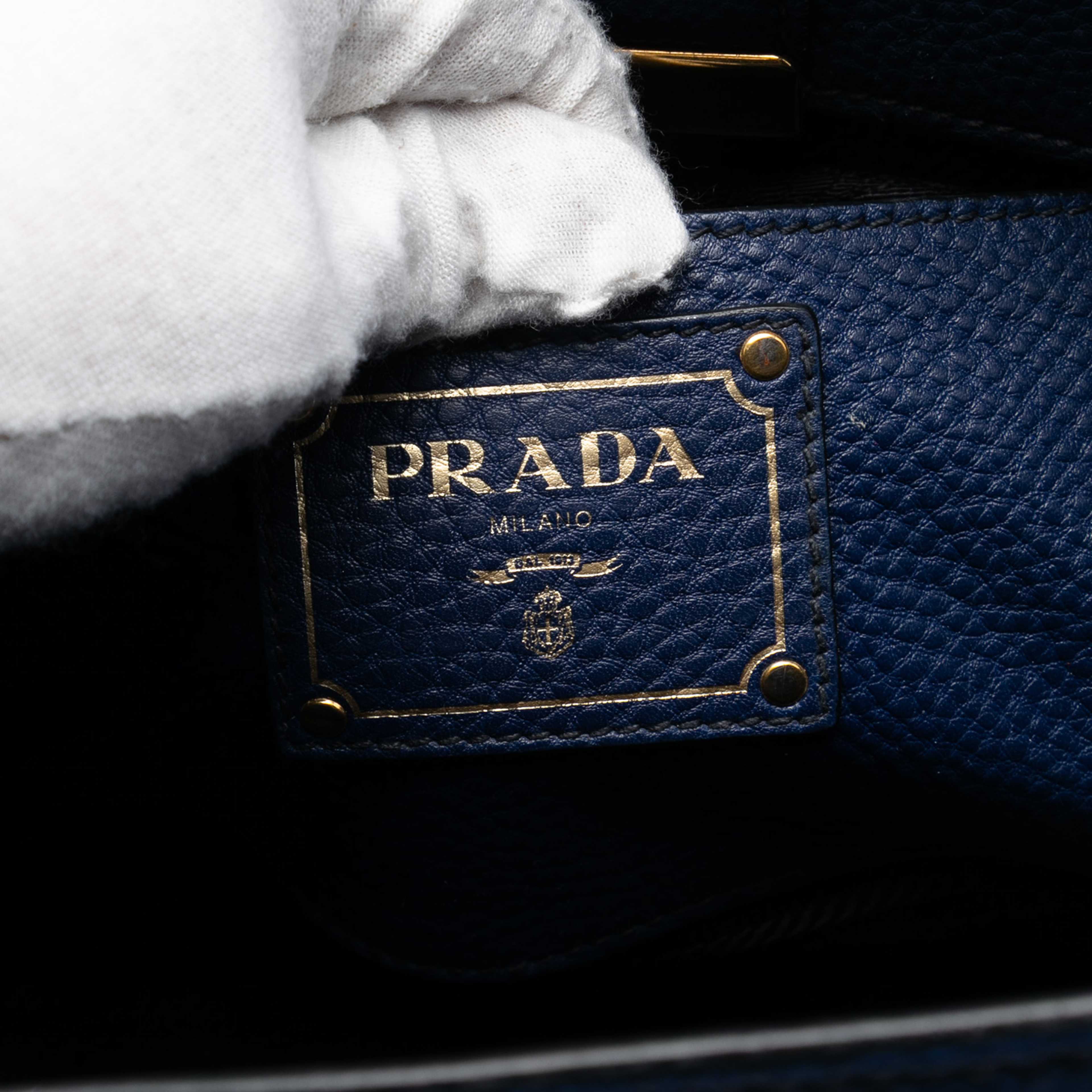 Prada Vitello Daino Sound Lock Satchel, från Luxclusif, i färgen blå. Klicka för att öppna bilden i stort format