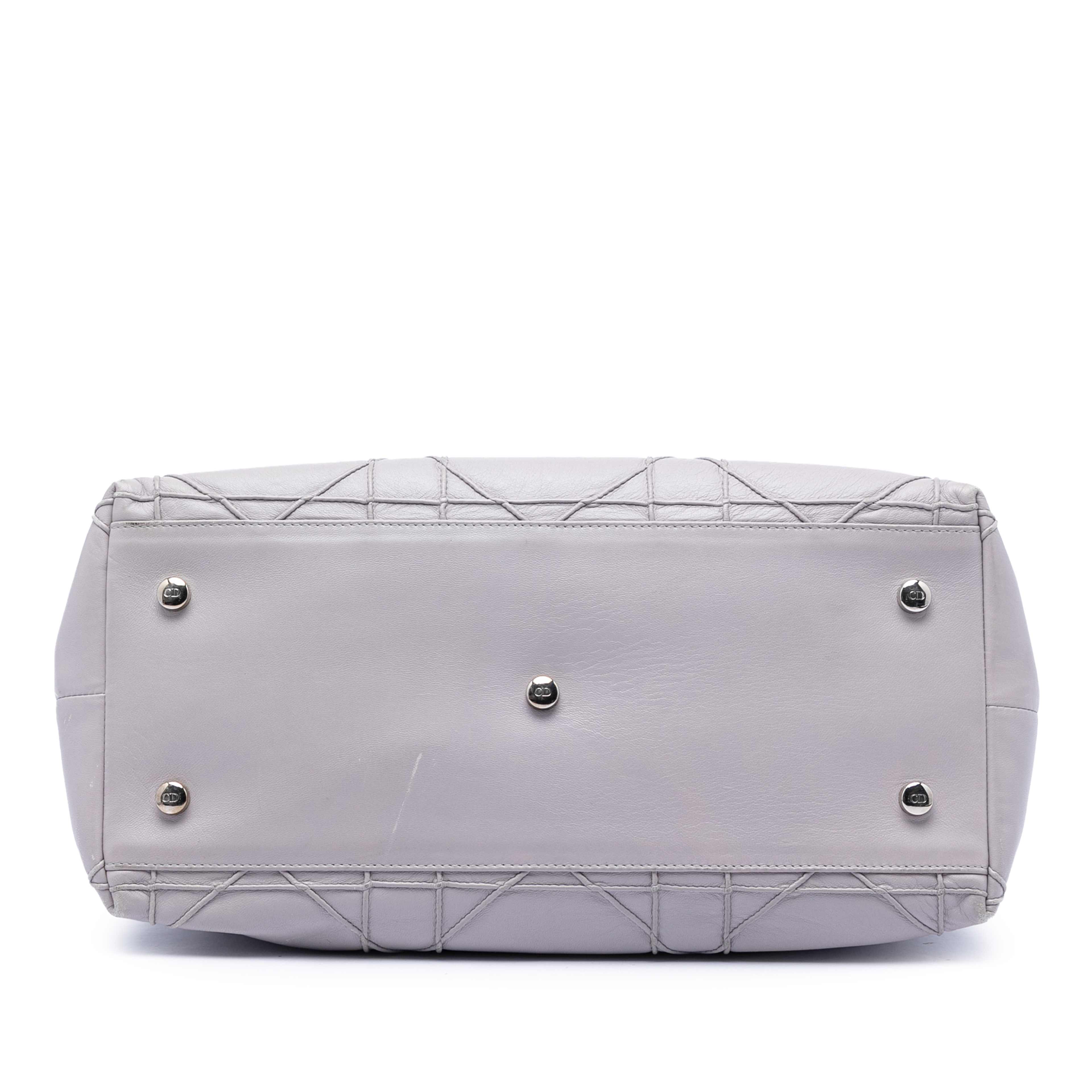 Dior Medium Lambskin Cannage Polochon Granville Satchel, från Luxclusif, i färgen grå. Klicka för att öppna bilden i stort format