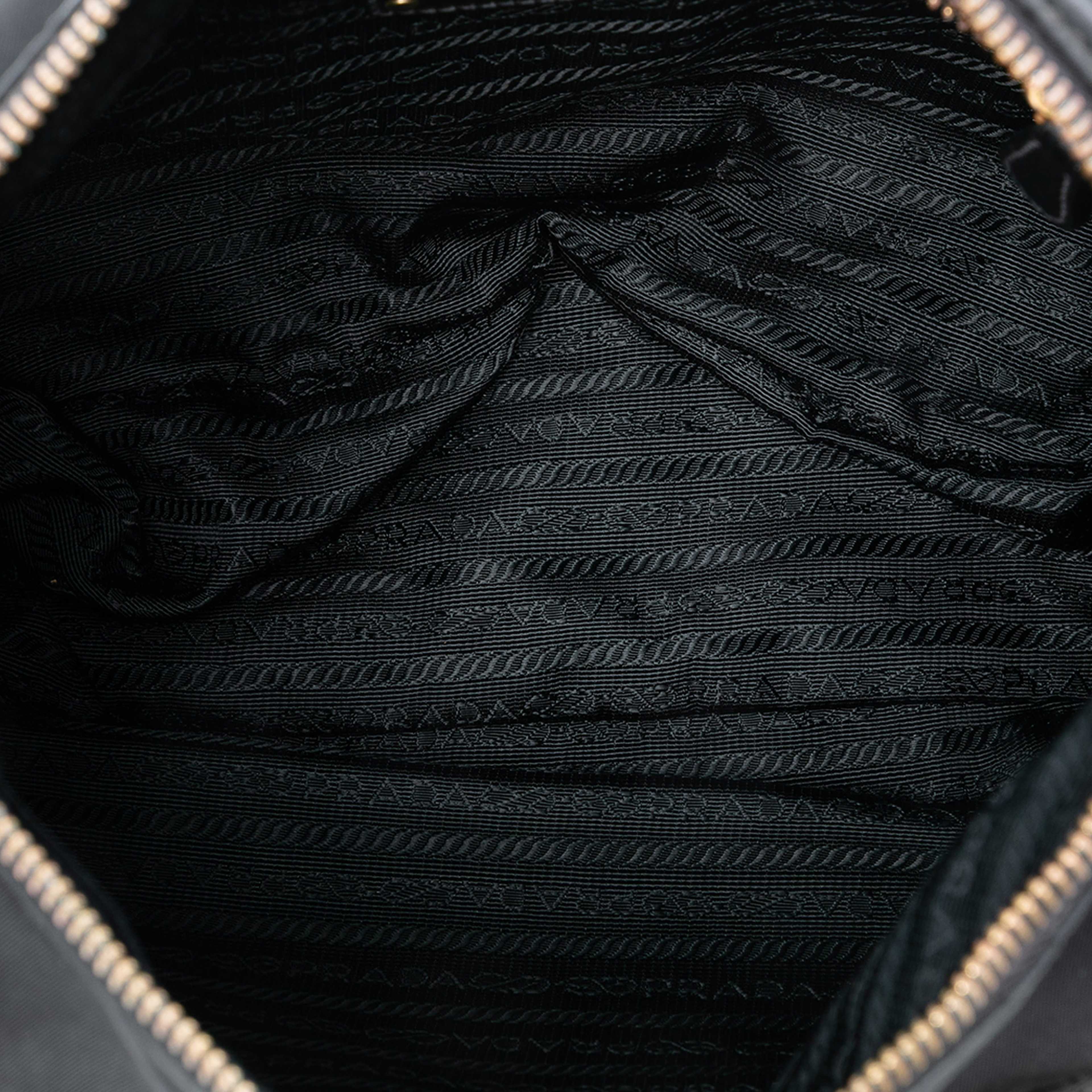 Prada Saffiano Trimmed Tessuto Zip Top Shoulder Bag, från Luxclusif, i färgen black. Klicka för att öppna bilden i stort format