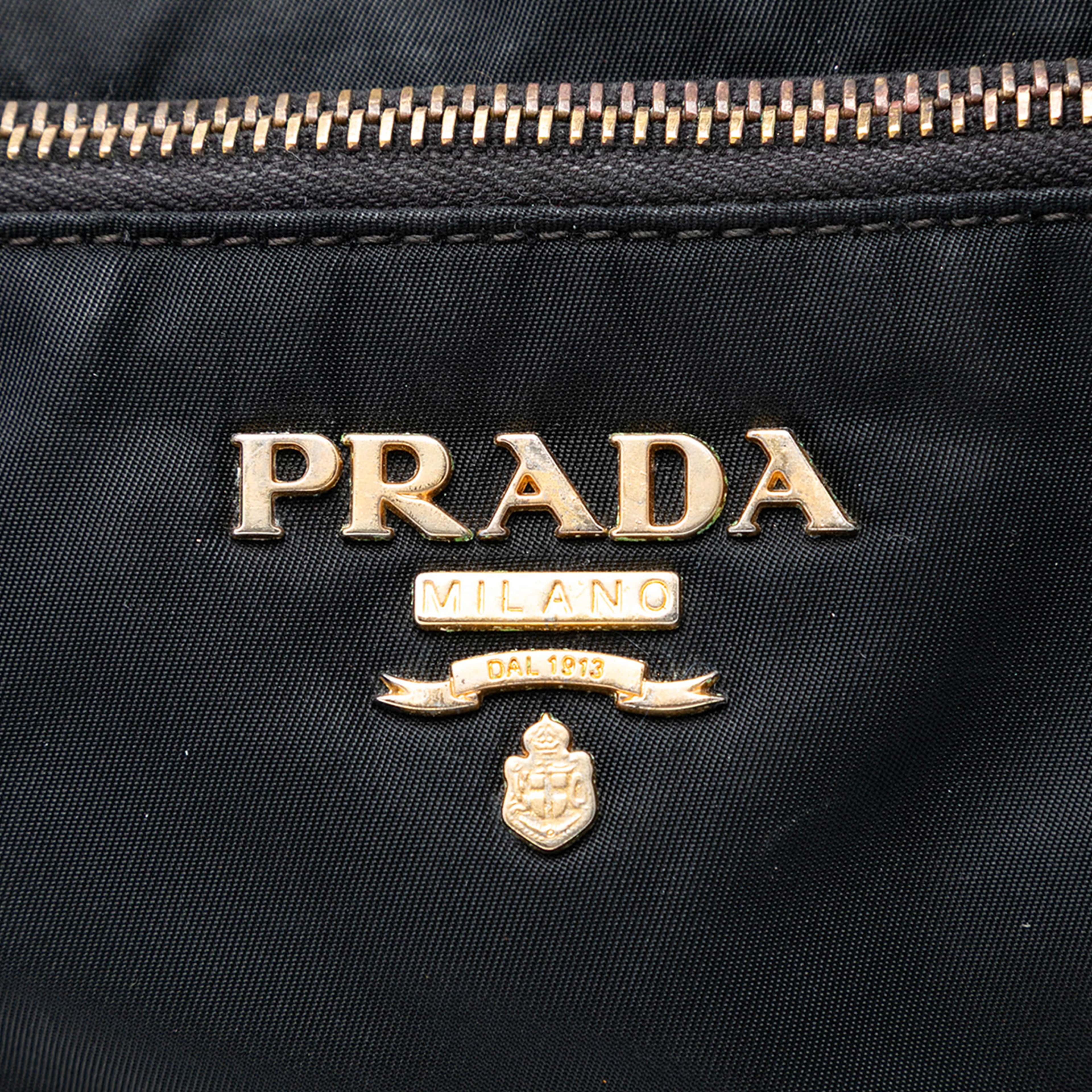 Prada Saffiano Trimmed Tessuto Zip Top Shoulder Bag, från Luxclusif, i färgen black. Klicka för att öppna bilden i stort format